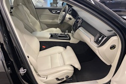 musta Volvo V60 2023 kuva 18.