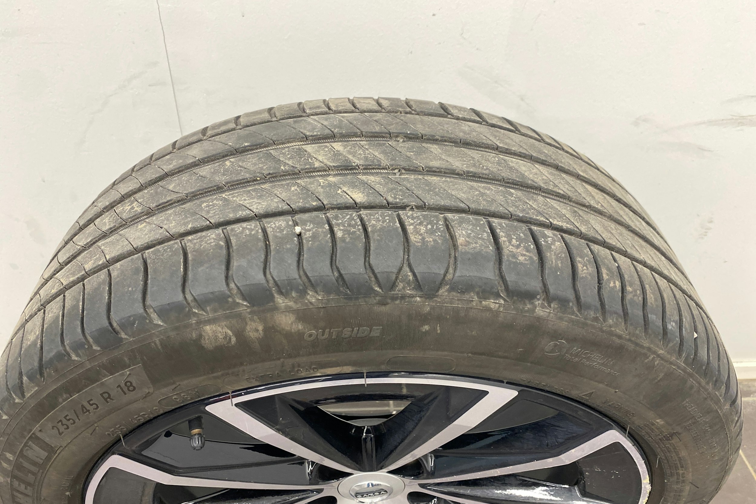 musta Volvo V60 2023 kuva 20.