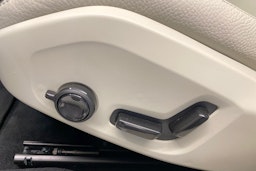 musta Volvo V60 2023 kuva 21.