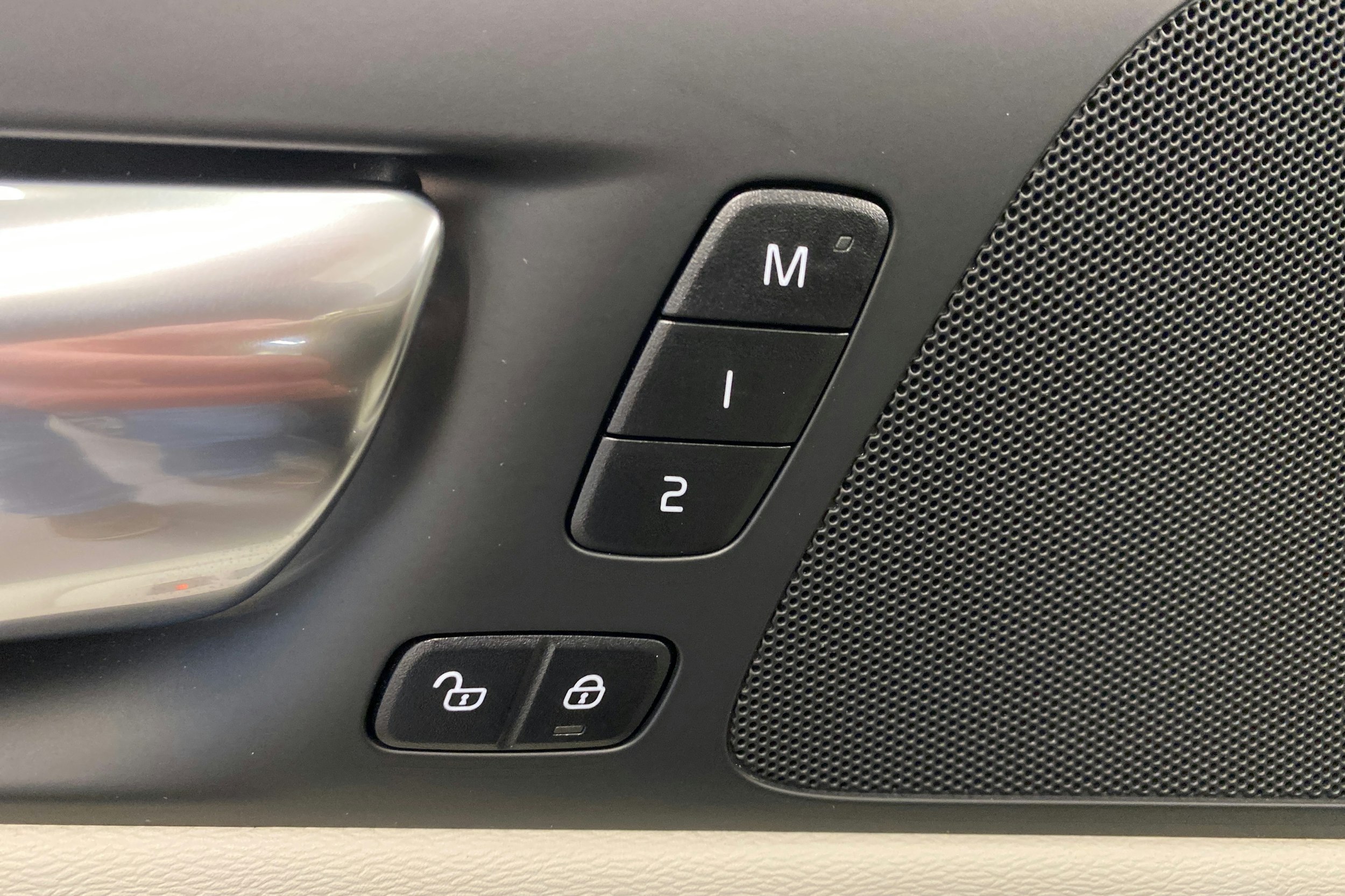 musta Volvo V60 2023 kuva 22.