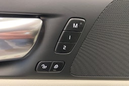 musta Volvo V60 2023 kuva 22.