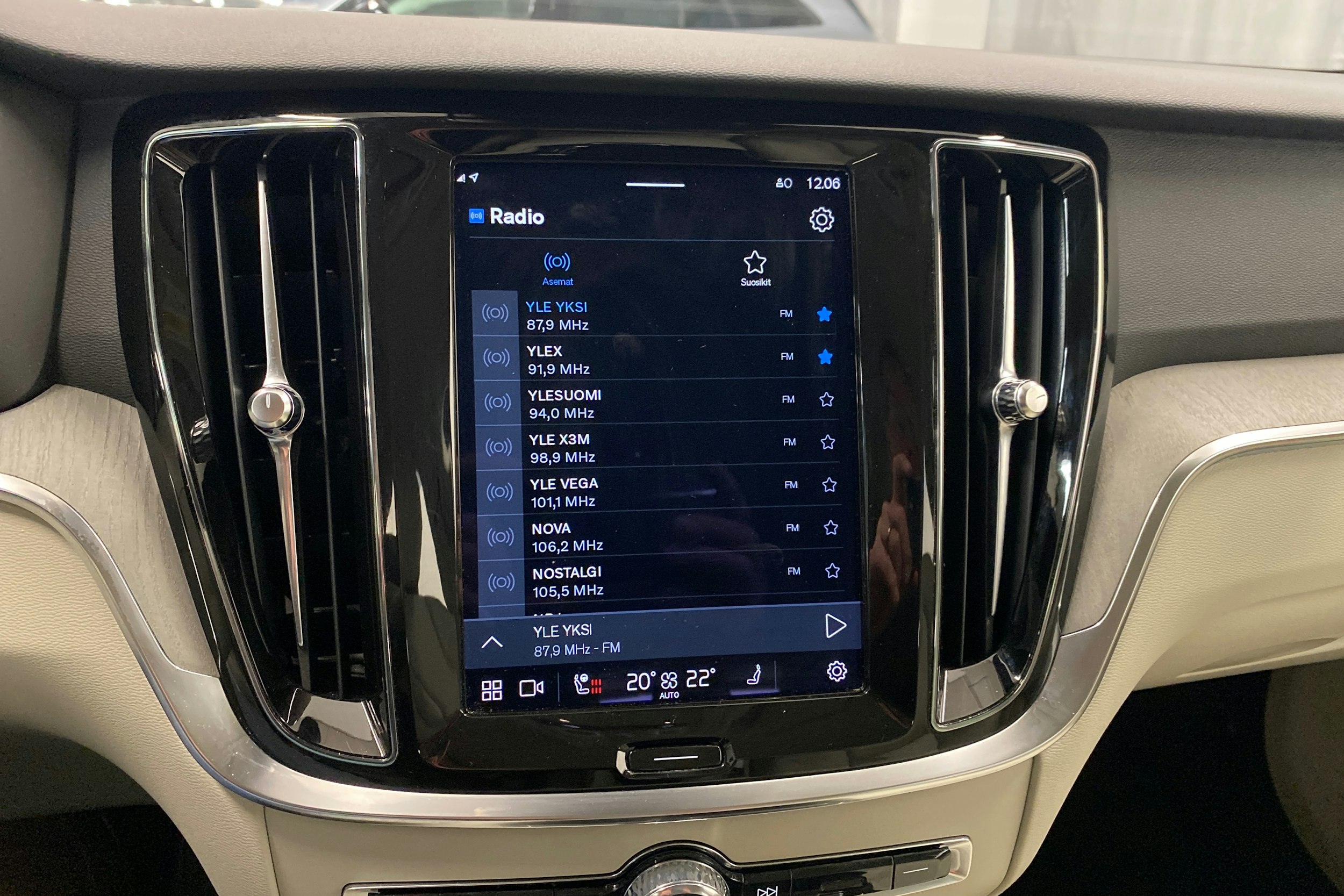 musta Volvo V60 2023 kuva 24.