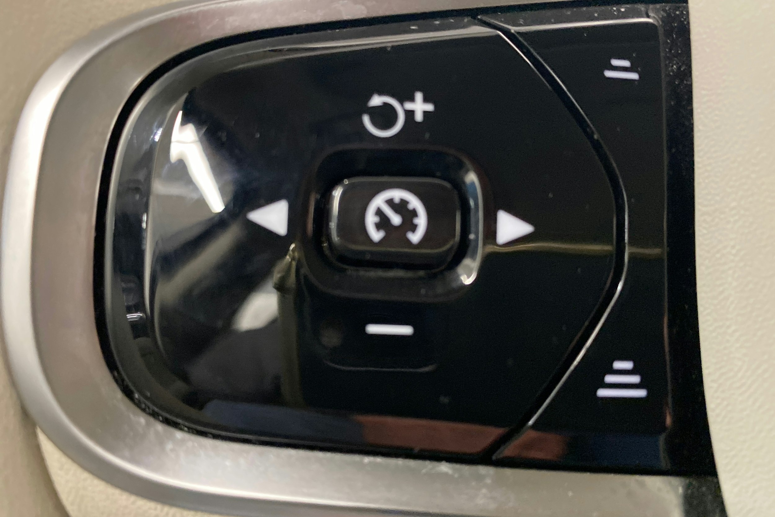 musta Volvo V60 2023 kuva 27.