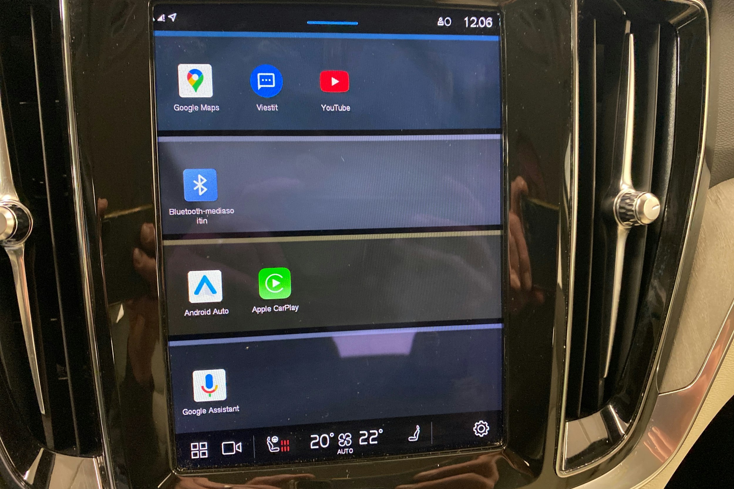 musta Volvo V60 2023 kuva 28.