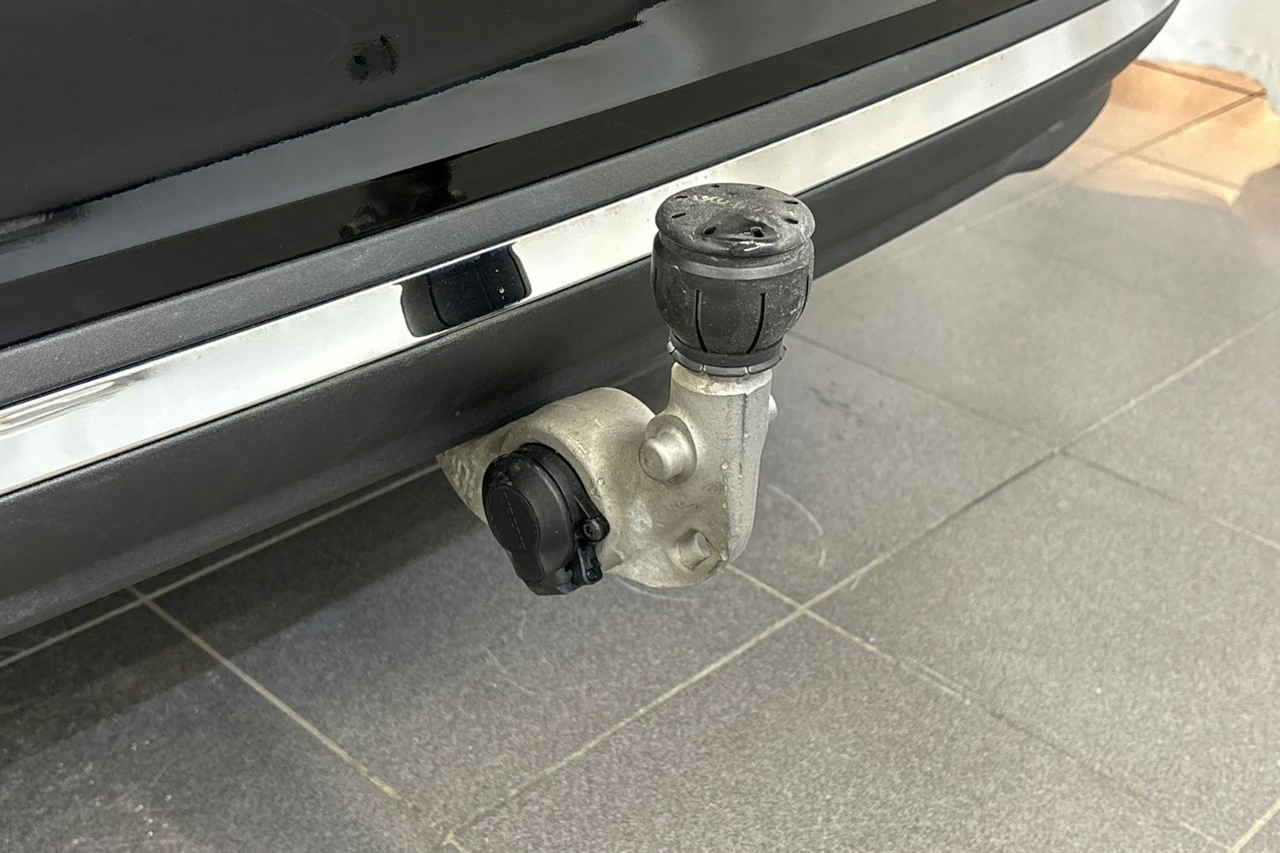 musta Volvo V60 2023 kuva 32.