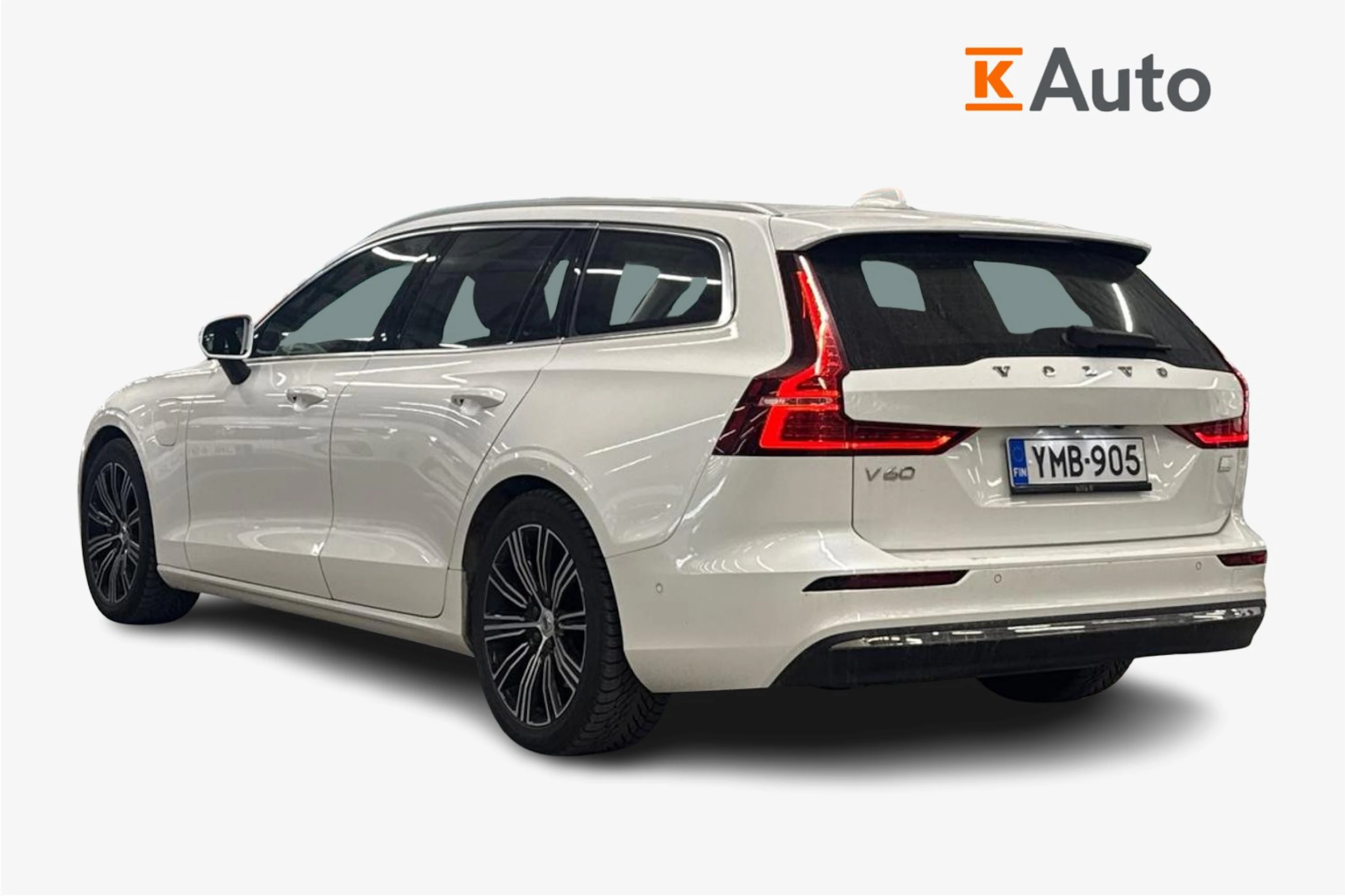 Valkoinen Volvo V60 2023 kuva 2.
