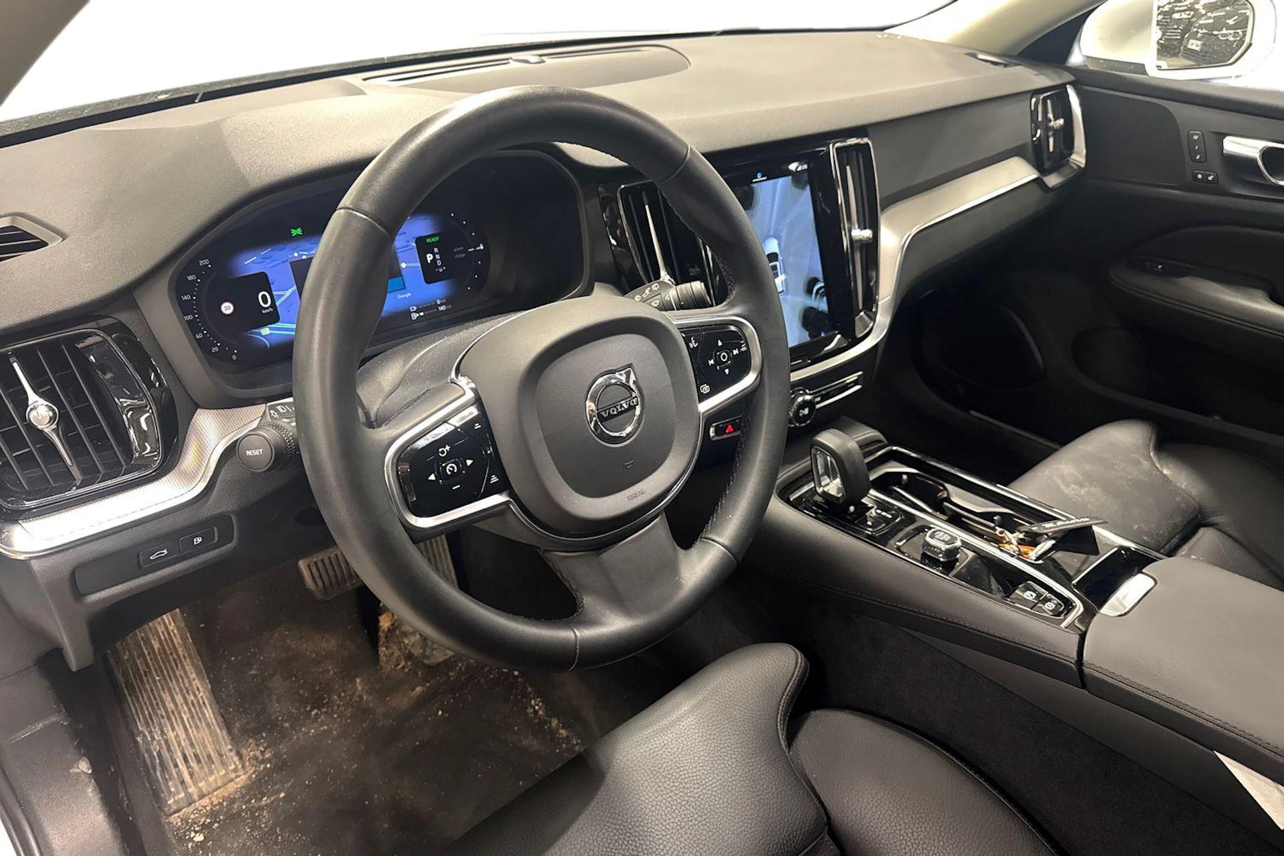 Valkoinen Volvo V60 2023 kuva 3.