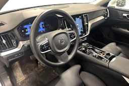 Valkoinen Volvo V60 2023 kuva 3.