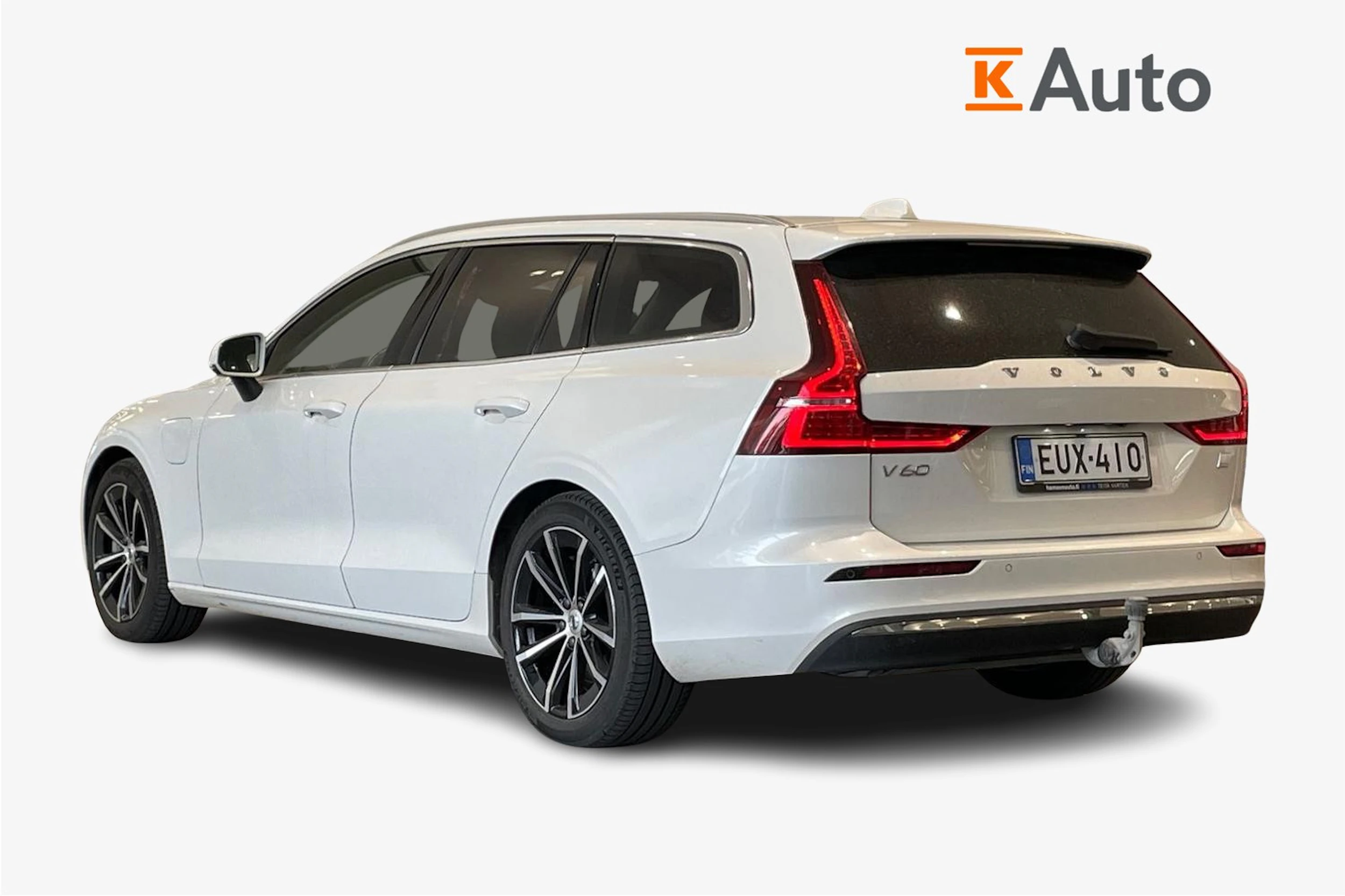 valkoinen Volvo V60 2024 kuva 2.