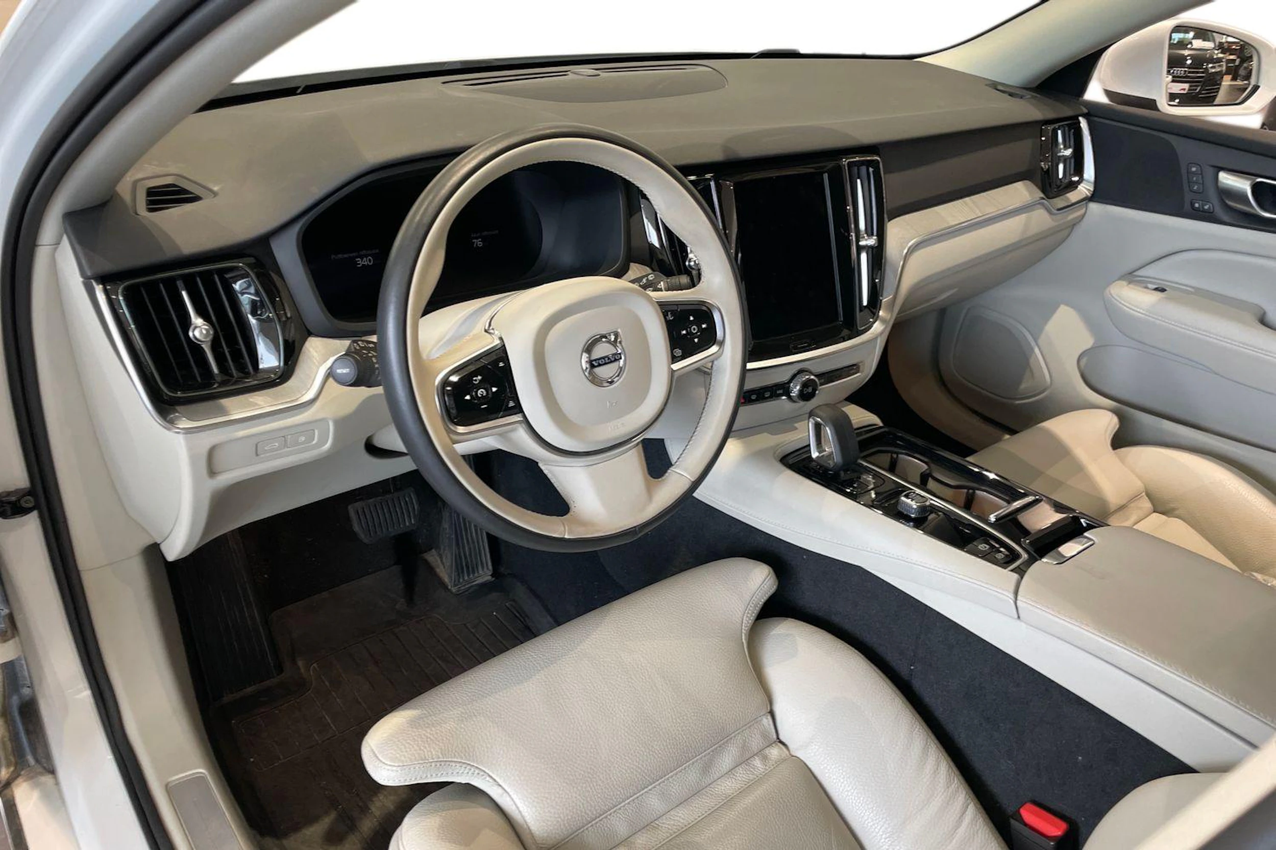 valkoinen Volvo V60 2024 kuva 3.