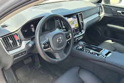 harmaa Volvo V60 2024 kuva 3.