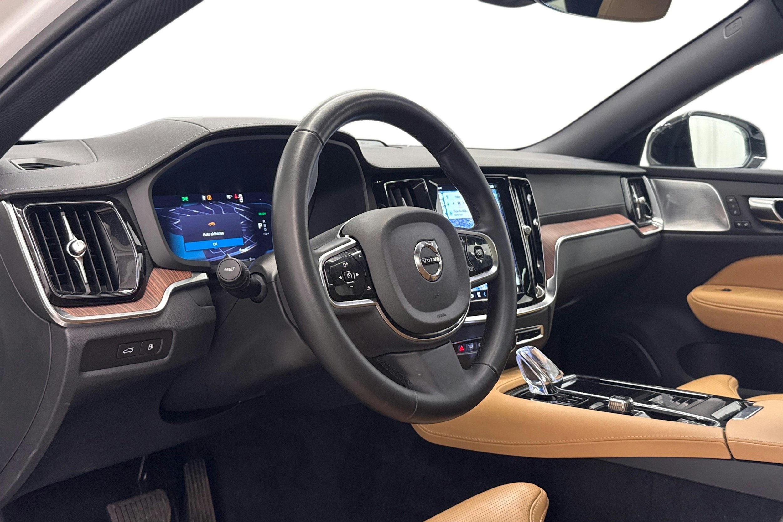 valkoinen Volvo V60 2025 kuva 7.