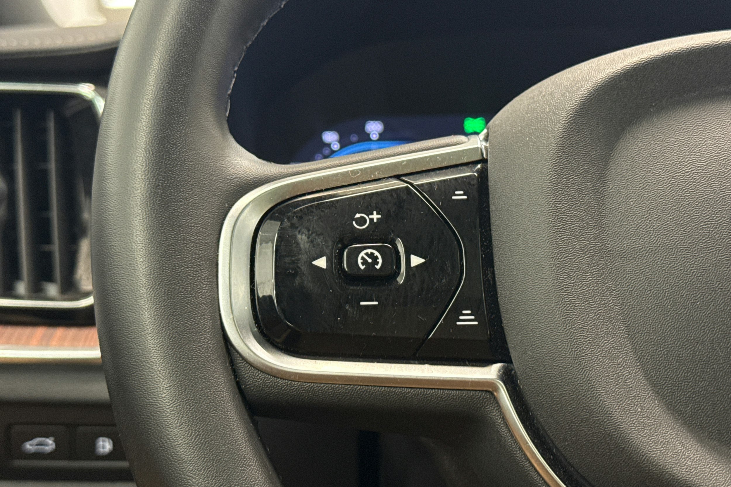 valkoinen Volvo V60 2025 kuva 17.