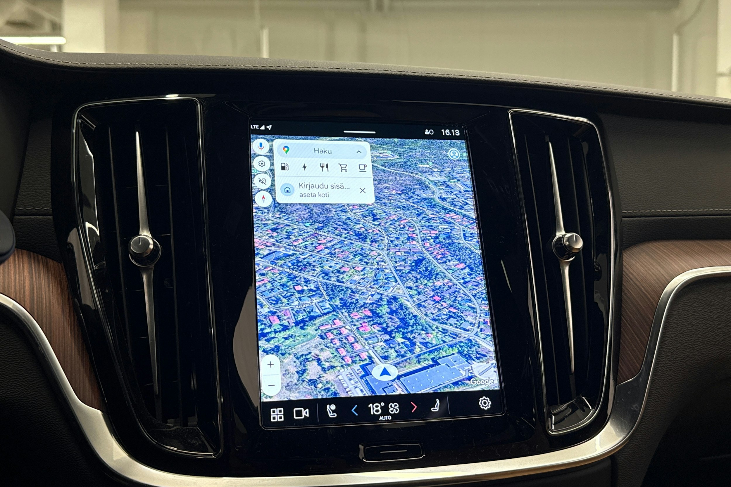 valkoinen Volvo V60 2025 kuva 19.