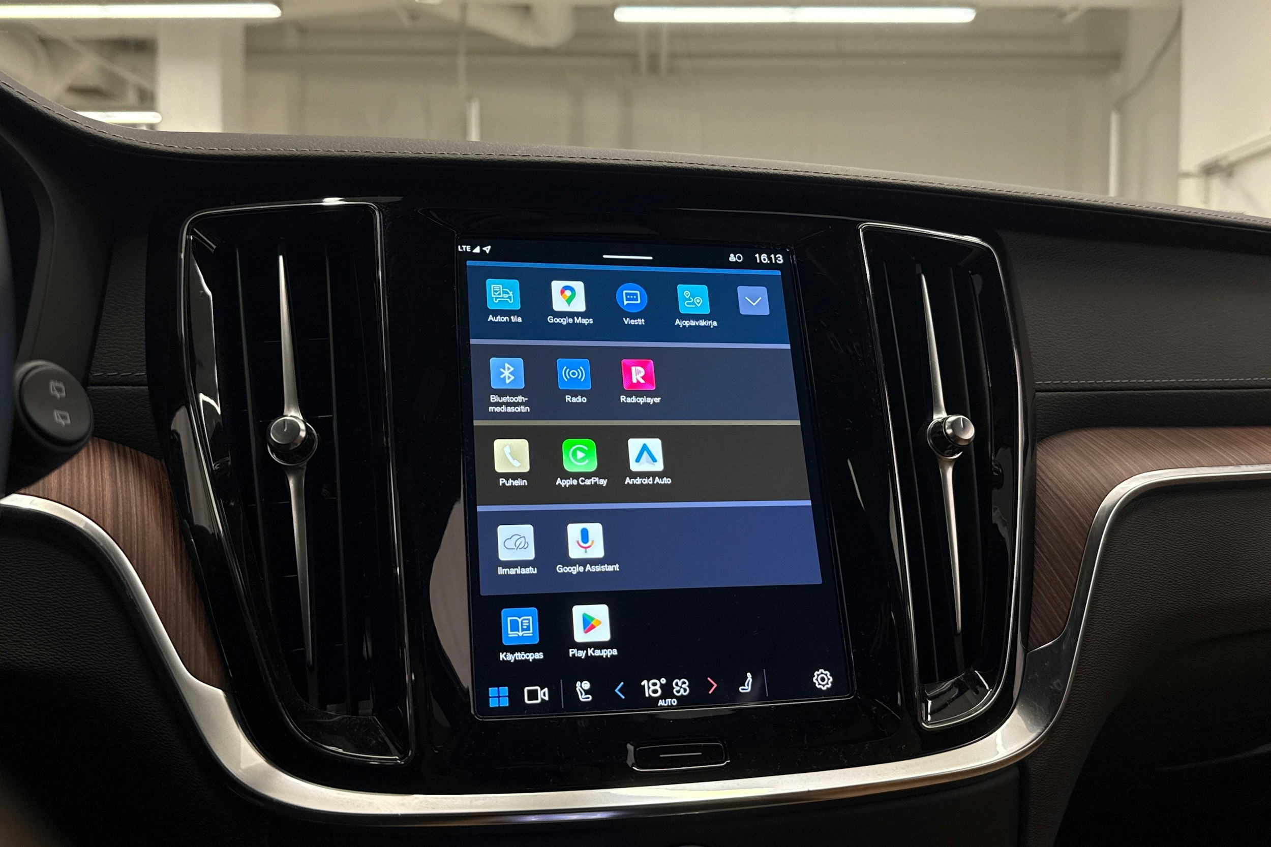 valkoinen Volvo V60 2025 kuva 20.