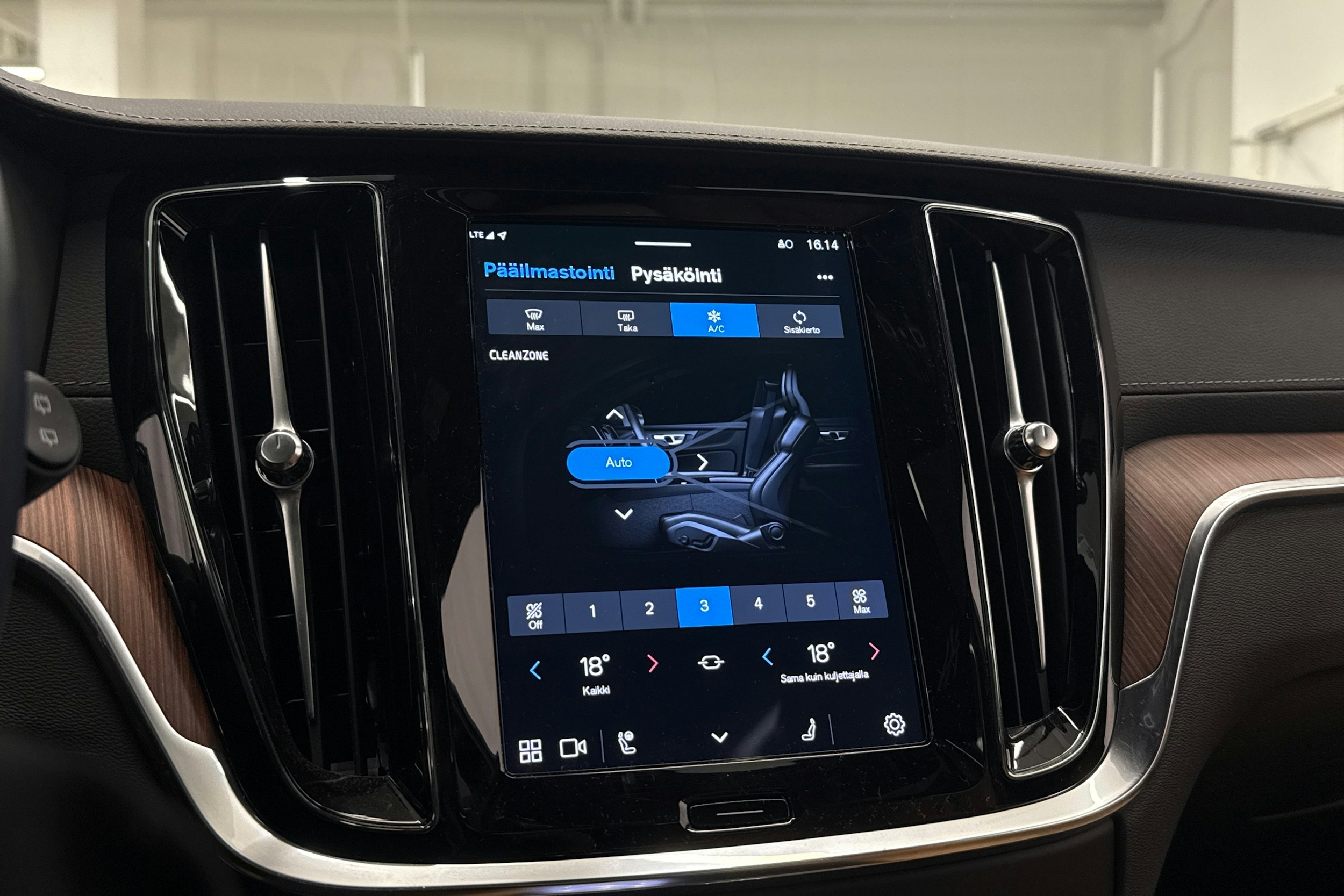 valkoinen Volvo V60 2025 kuva 23.