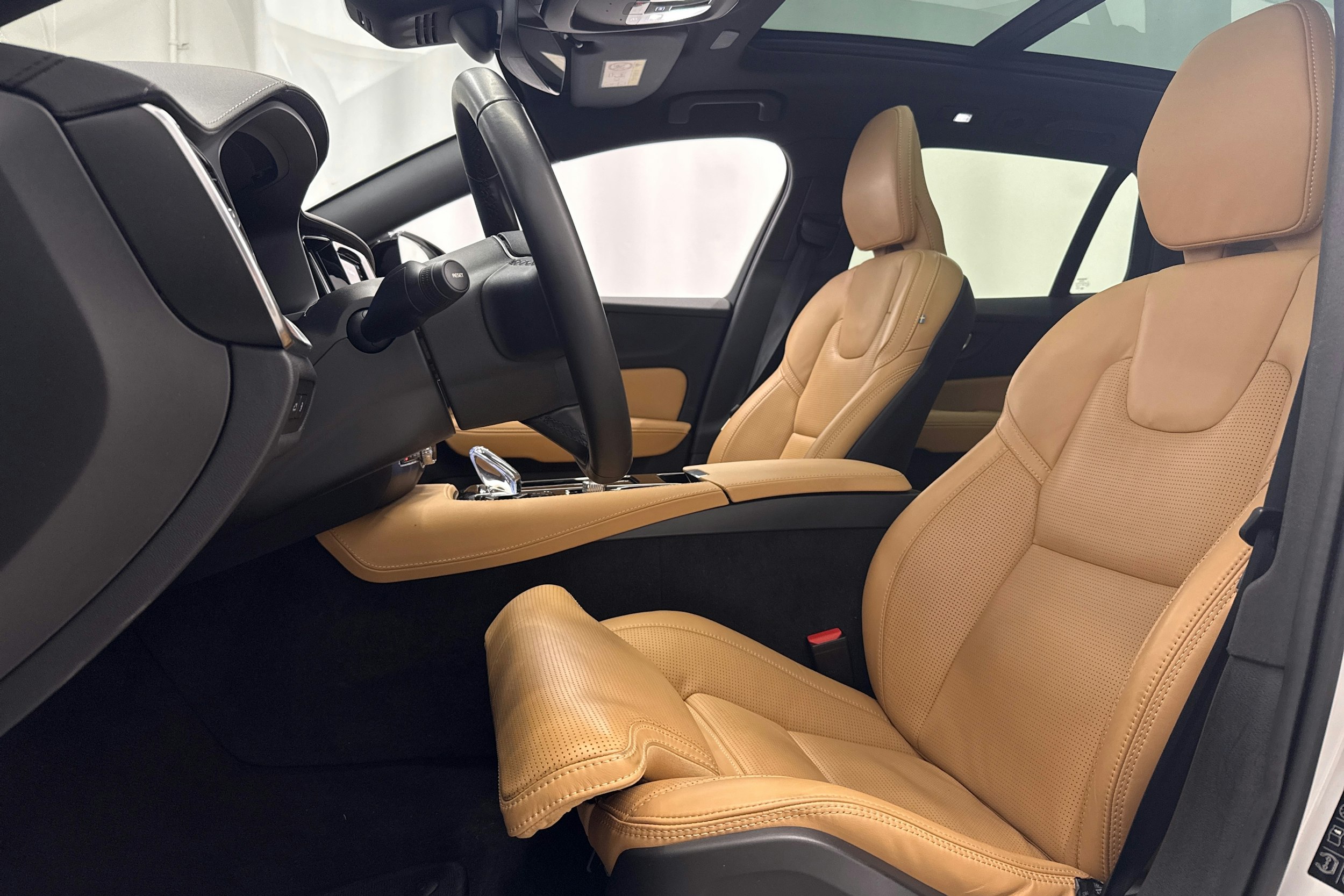 valkoinen Volvo V60 2025 kuva 27.