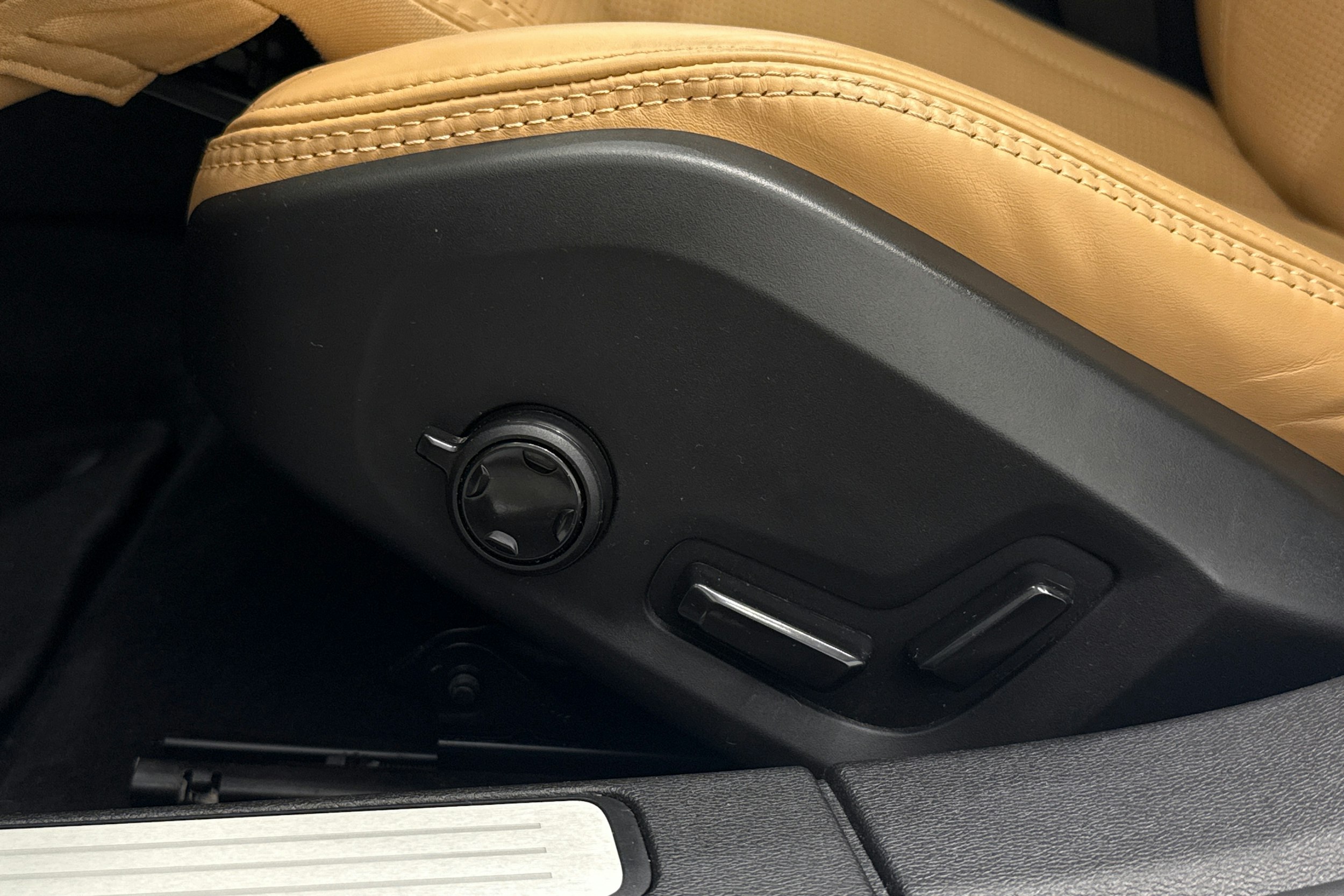 valkoinen Volvo V60 2025 kuva 28.