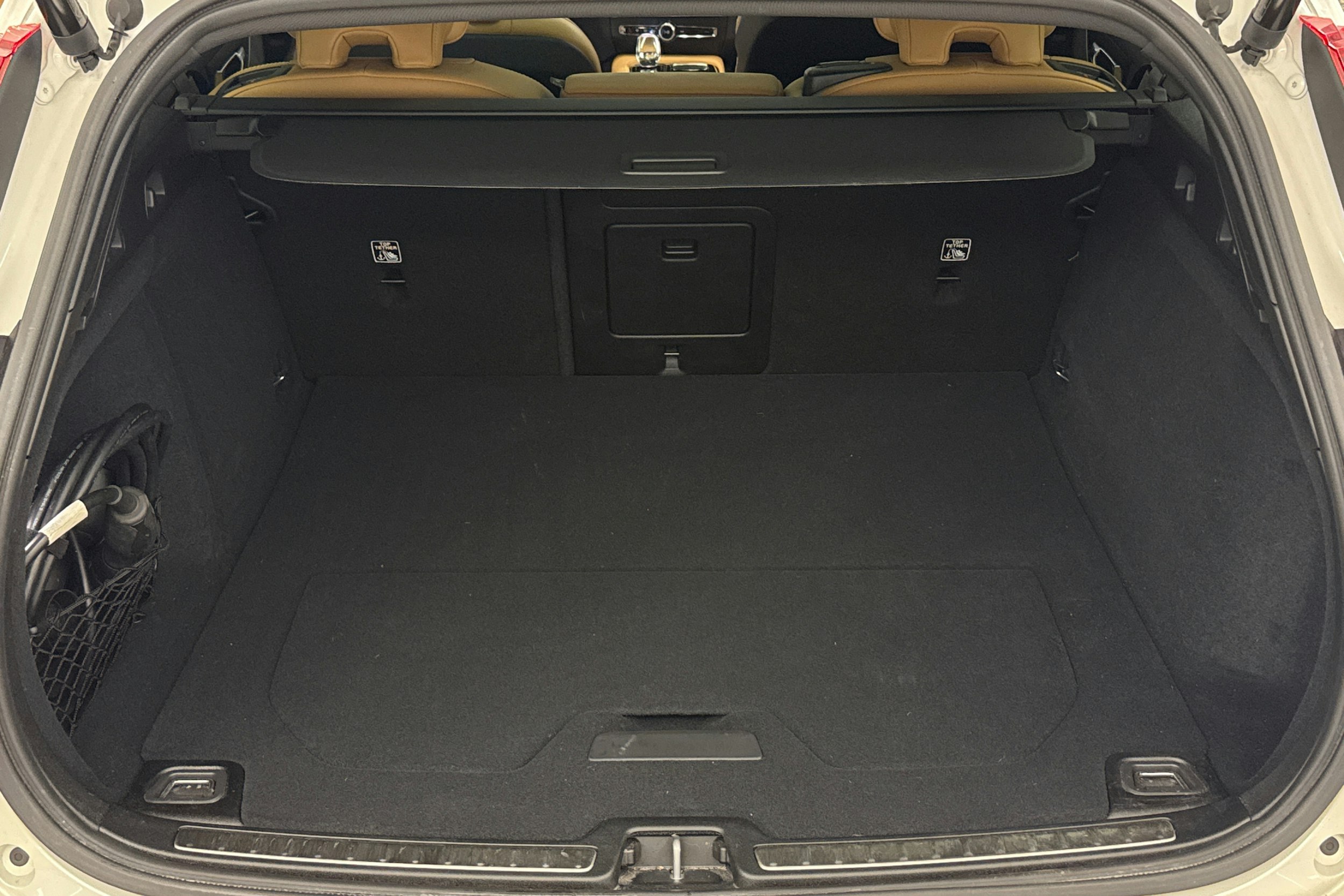 valkoinen Volvo V60 2025 kuva 29.