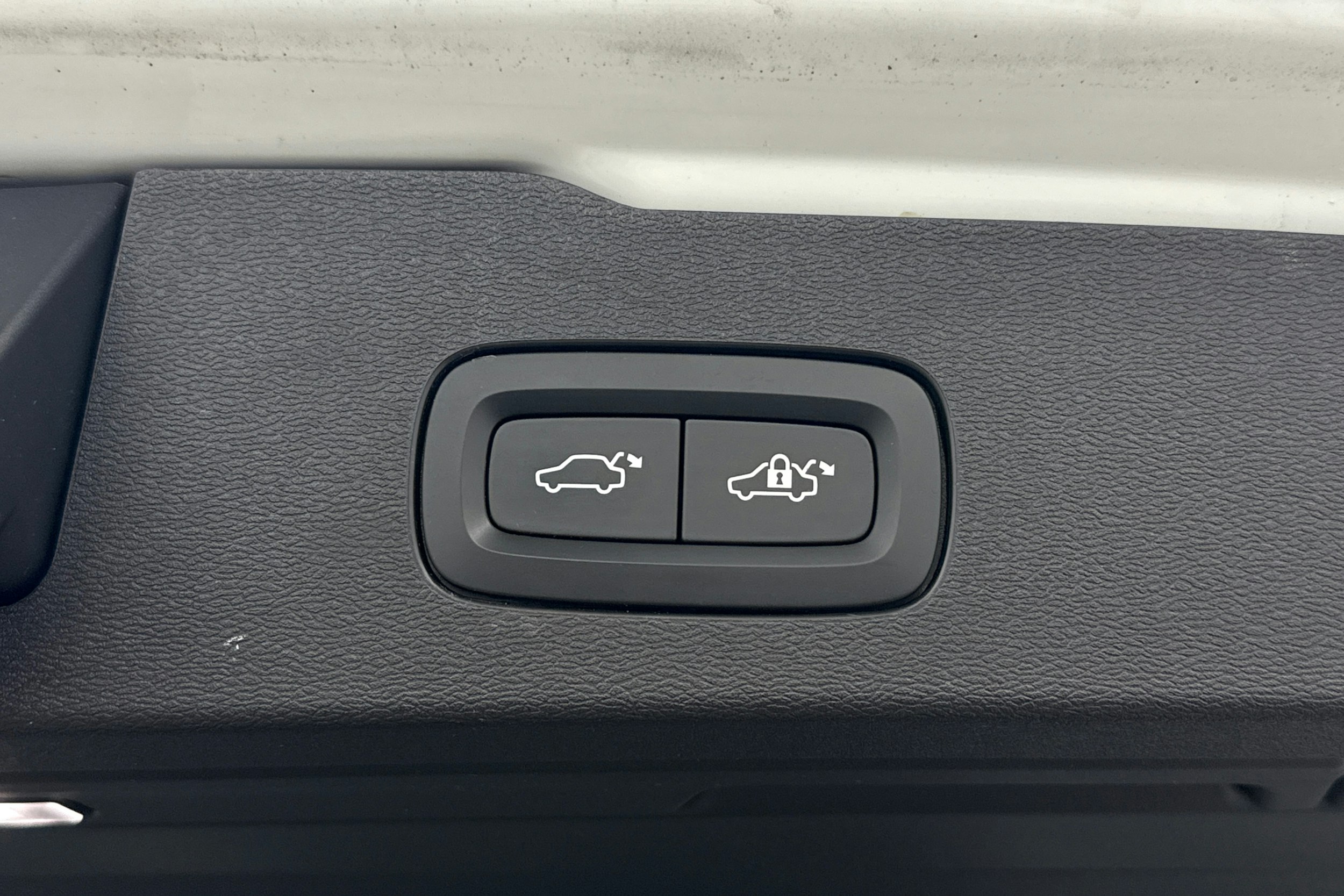 valkoinen Volvo V60 2025 kuva 30.