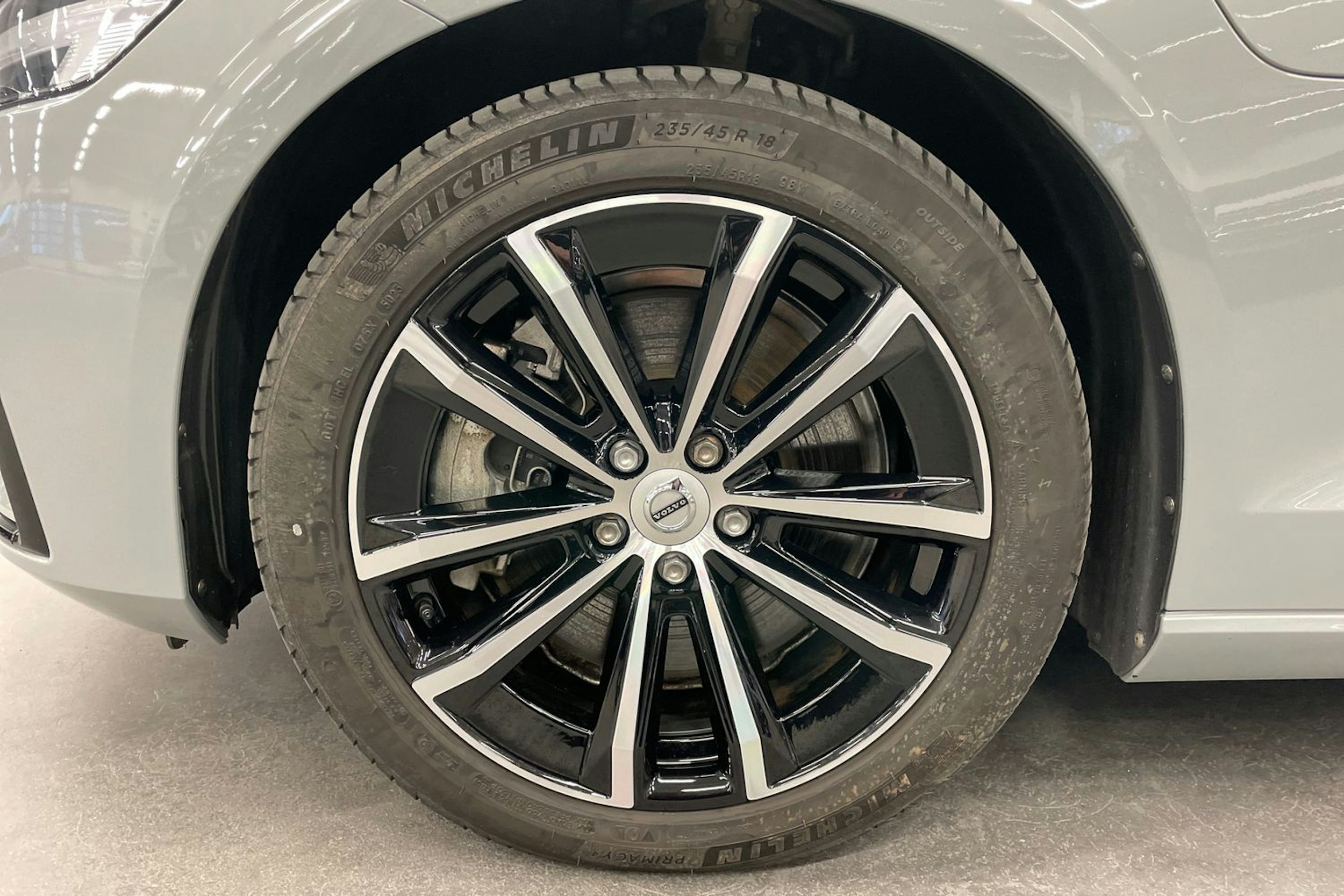 harmaa Volvo V60 2024 kuva 11.