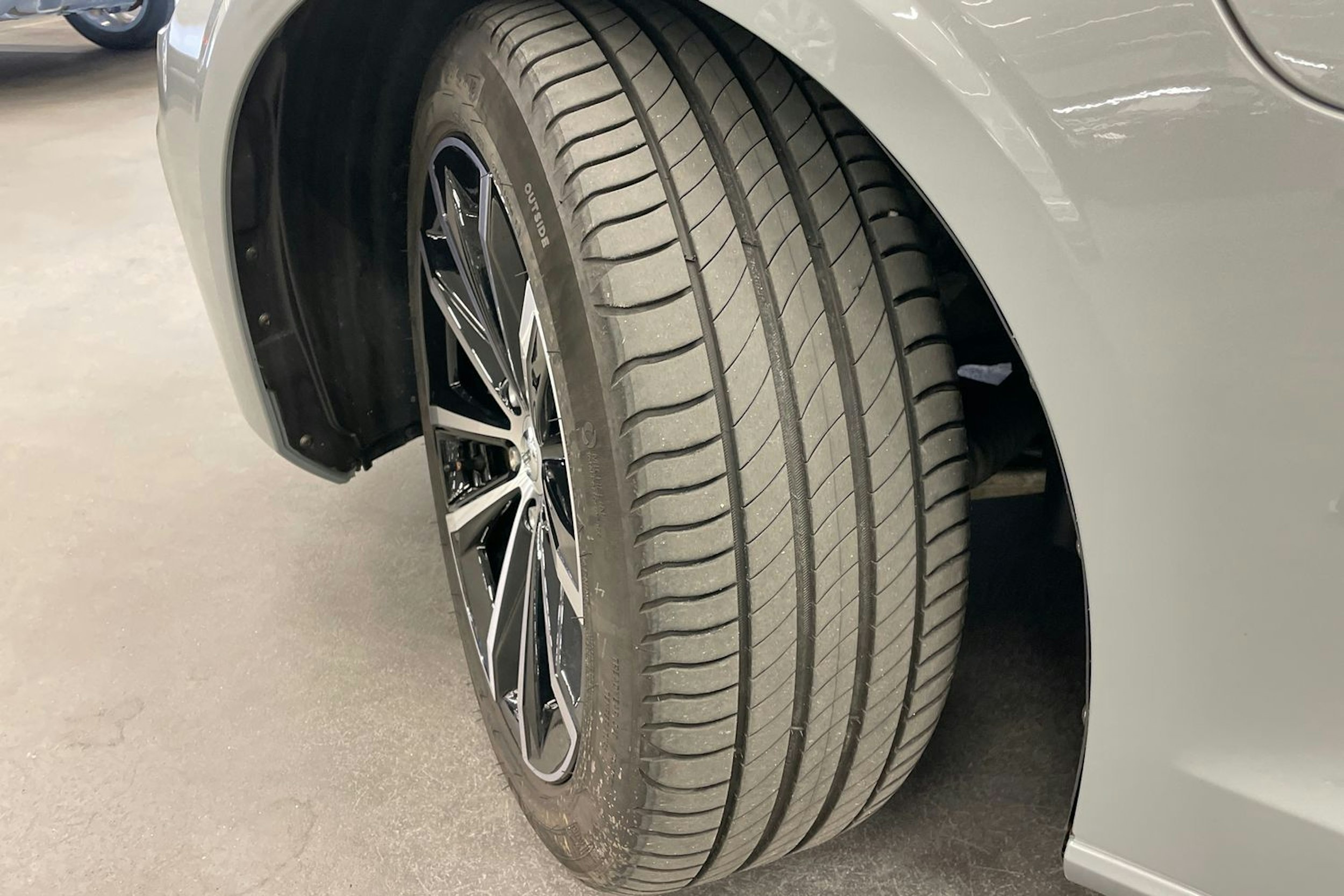 harmaa Volvo V60 2024 kuva 13.