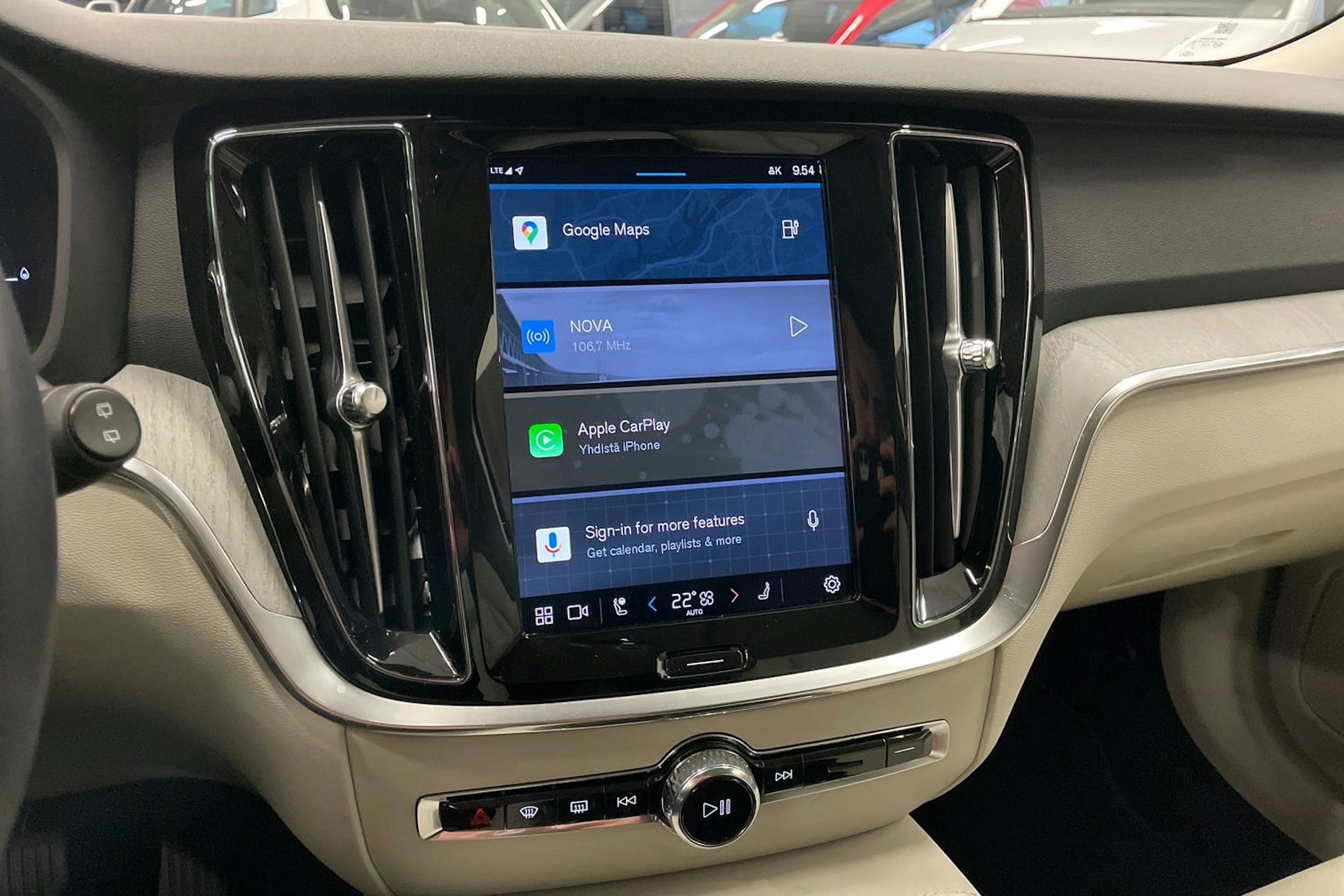 harmaa Volvo V60 2024 kuva 15.