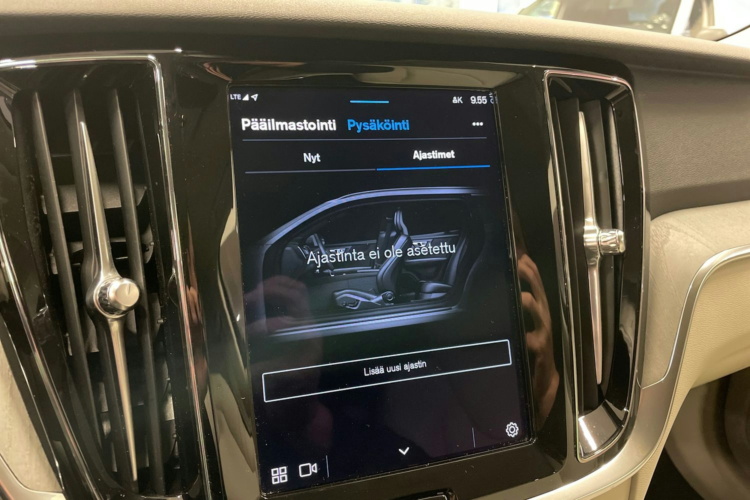 harmaa Volvo V60 2024 kuva 17.