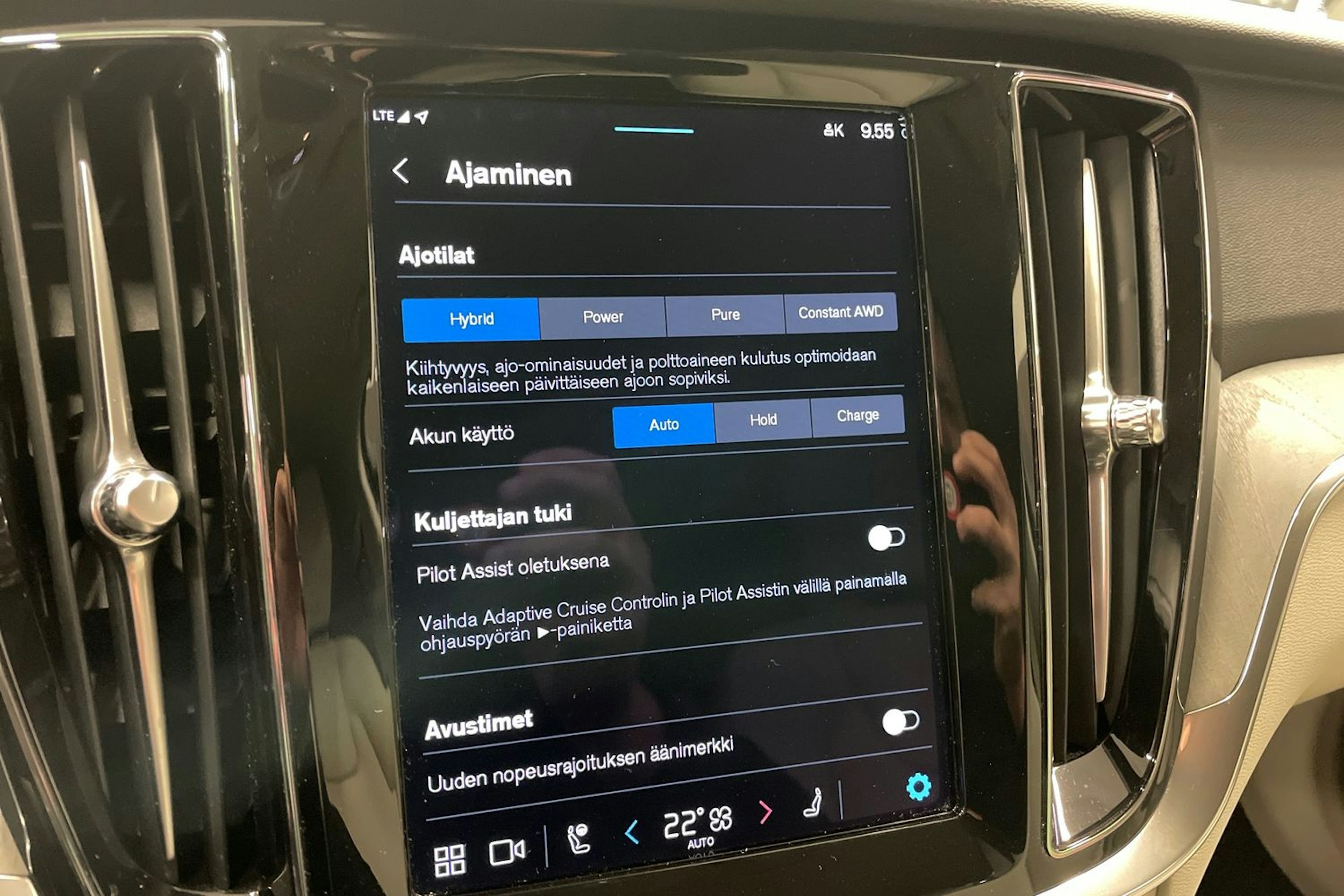 harmaa Volvo V60 2024 kuva 18.