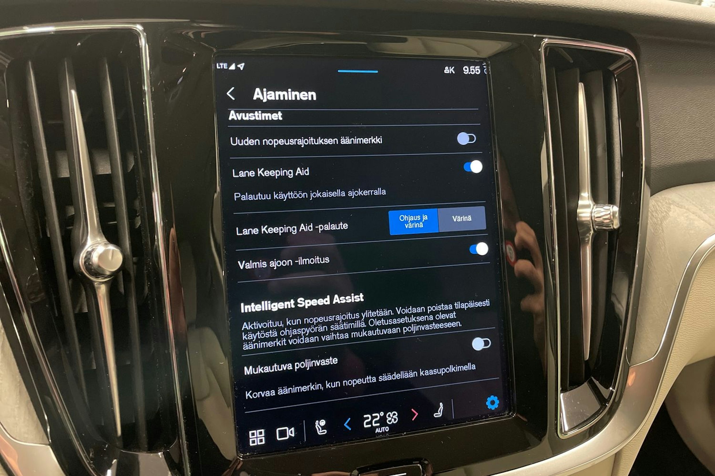 harmaa Volvo V60 2024 kuva 19.