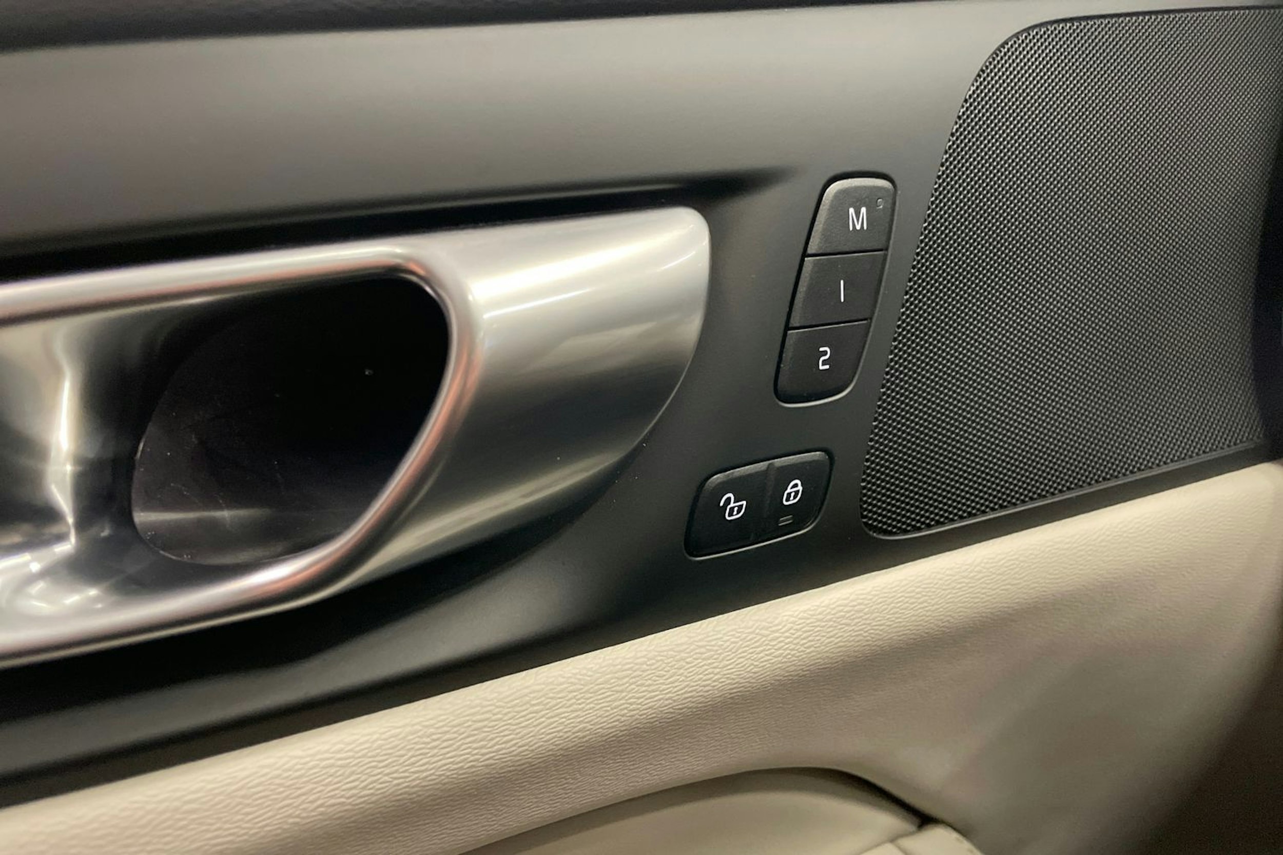 harmaa Volvo V60 2024 kuva 21.