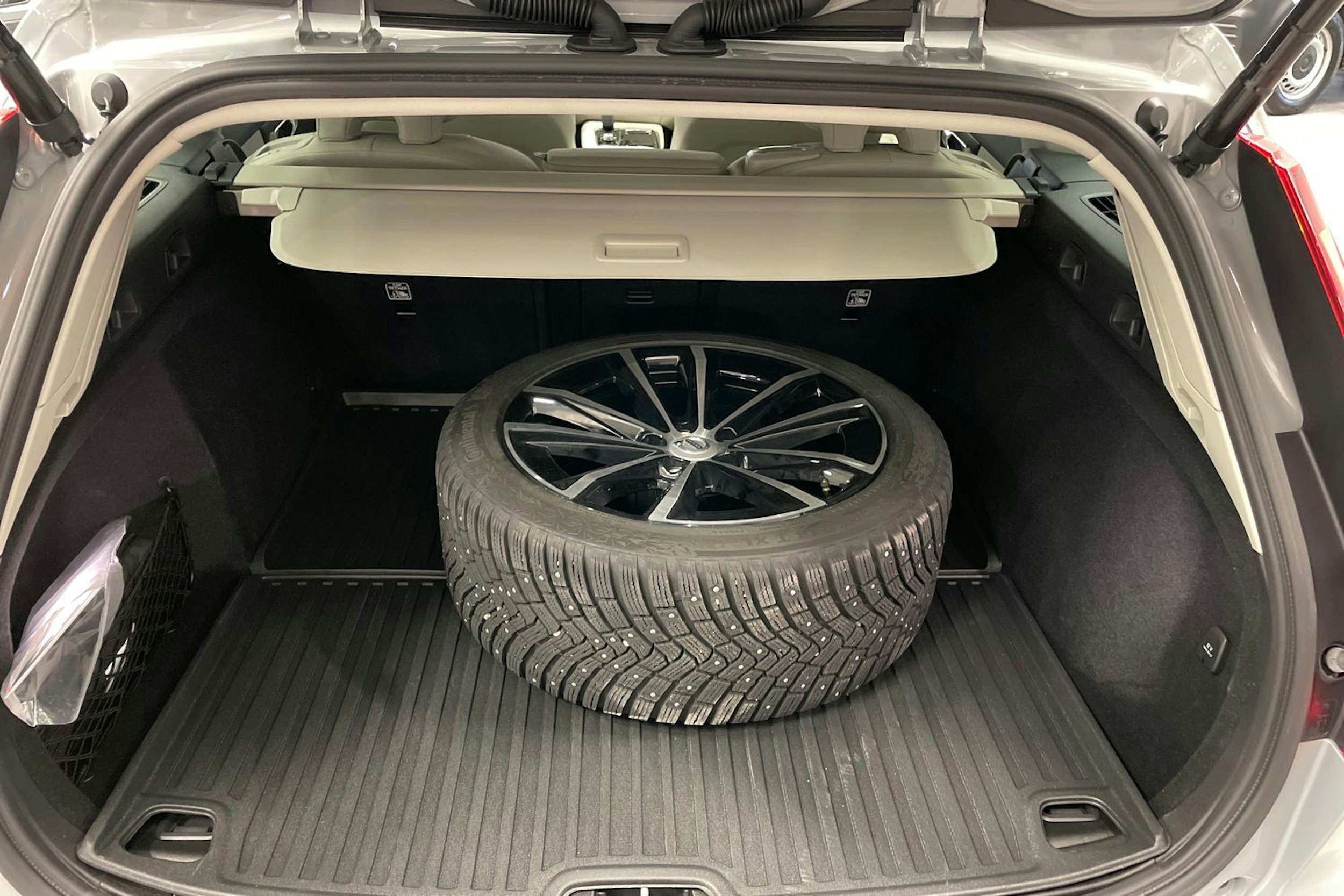 harmaa Volvo V60 2024 kuva 22.