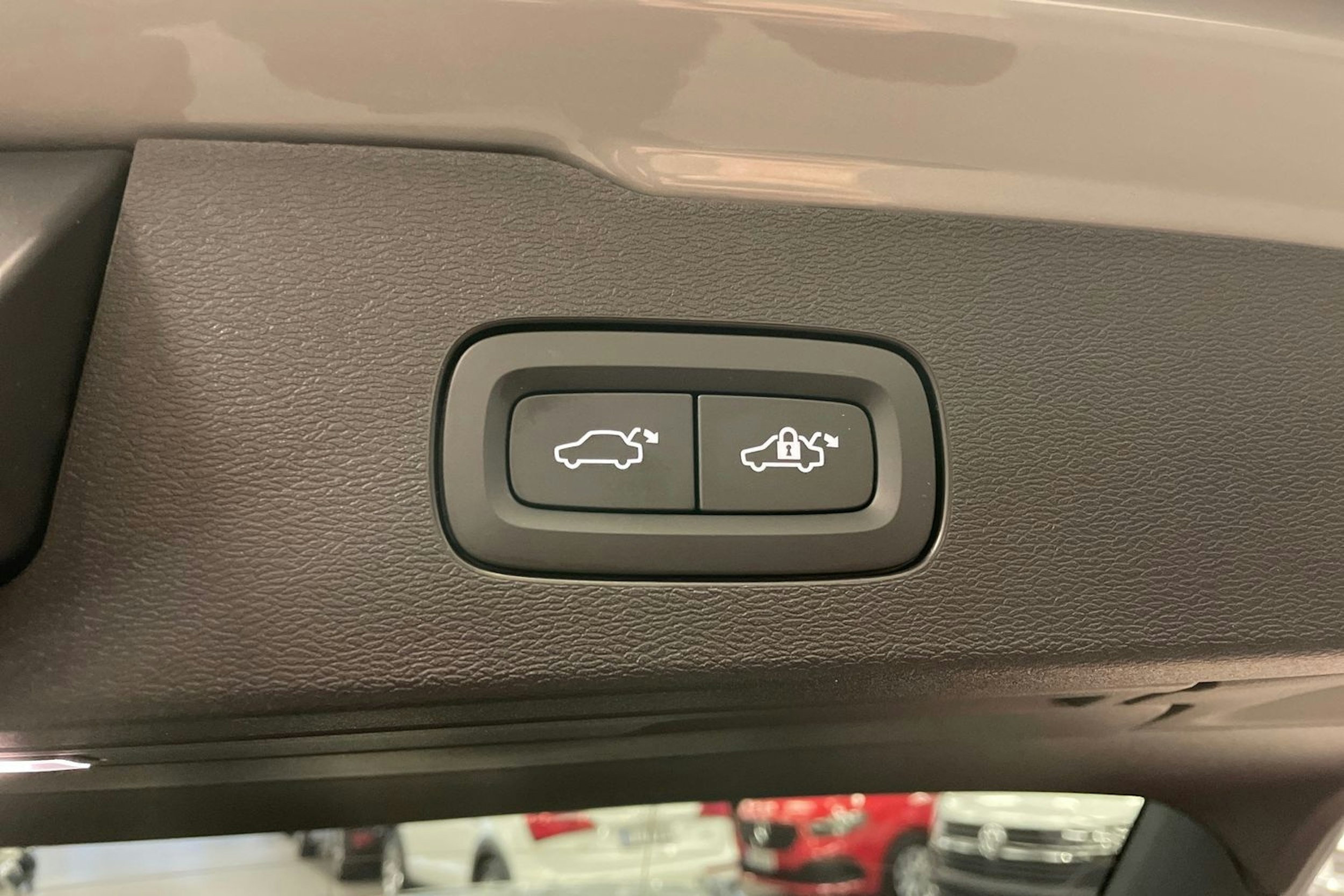 harmaa Volvo V60 2024 kuva 23.