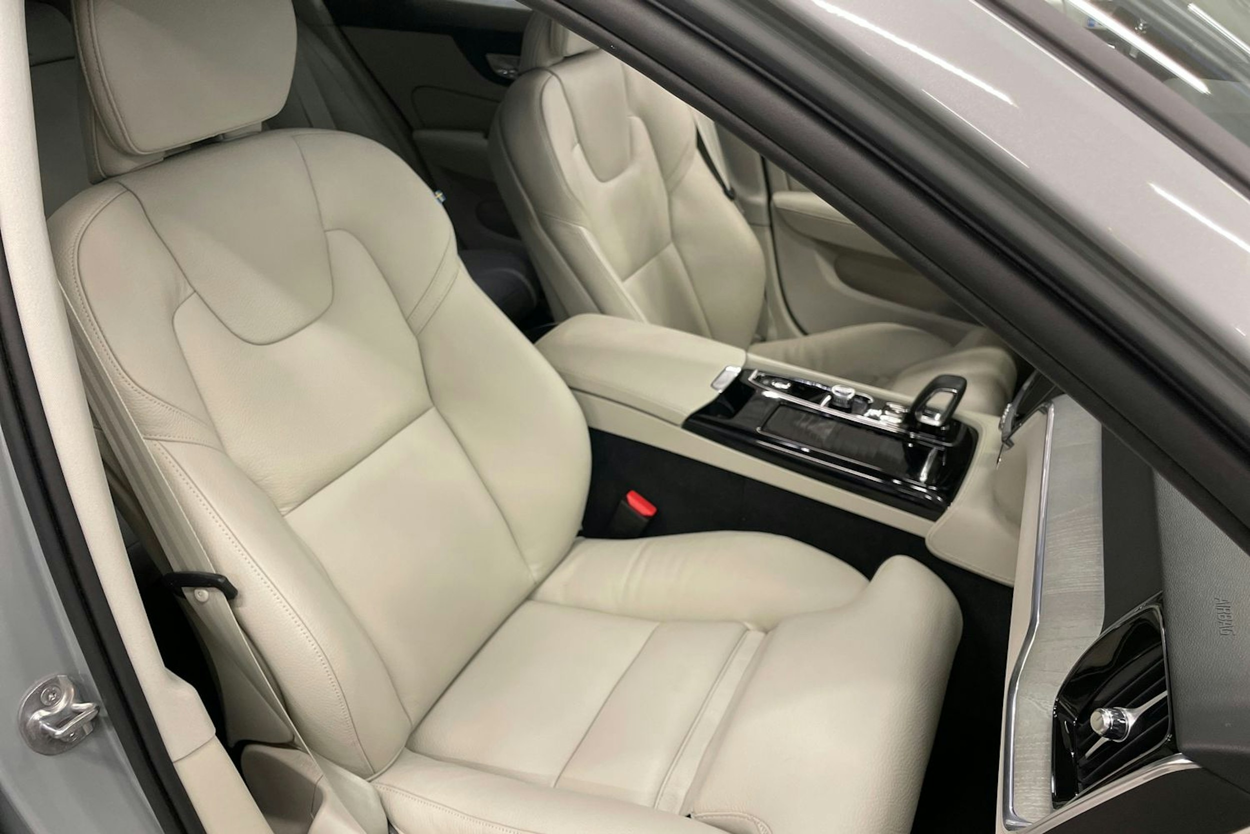 harmaa Volvo V60 2024 kuva 25.