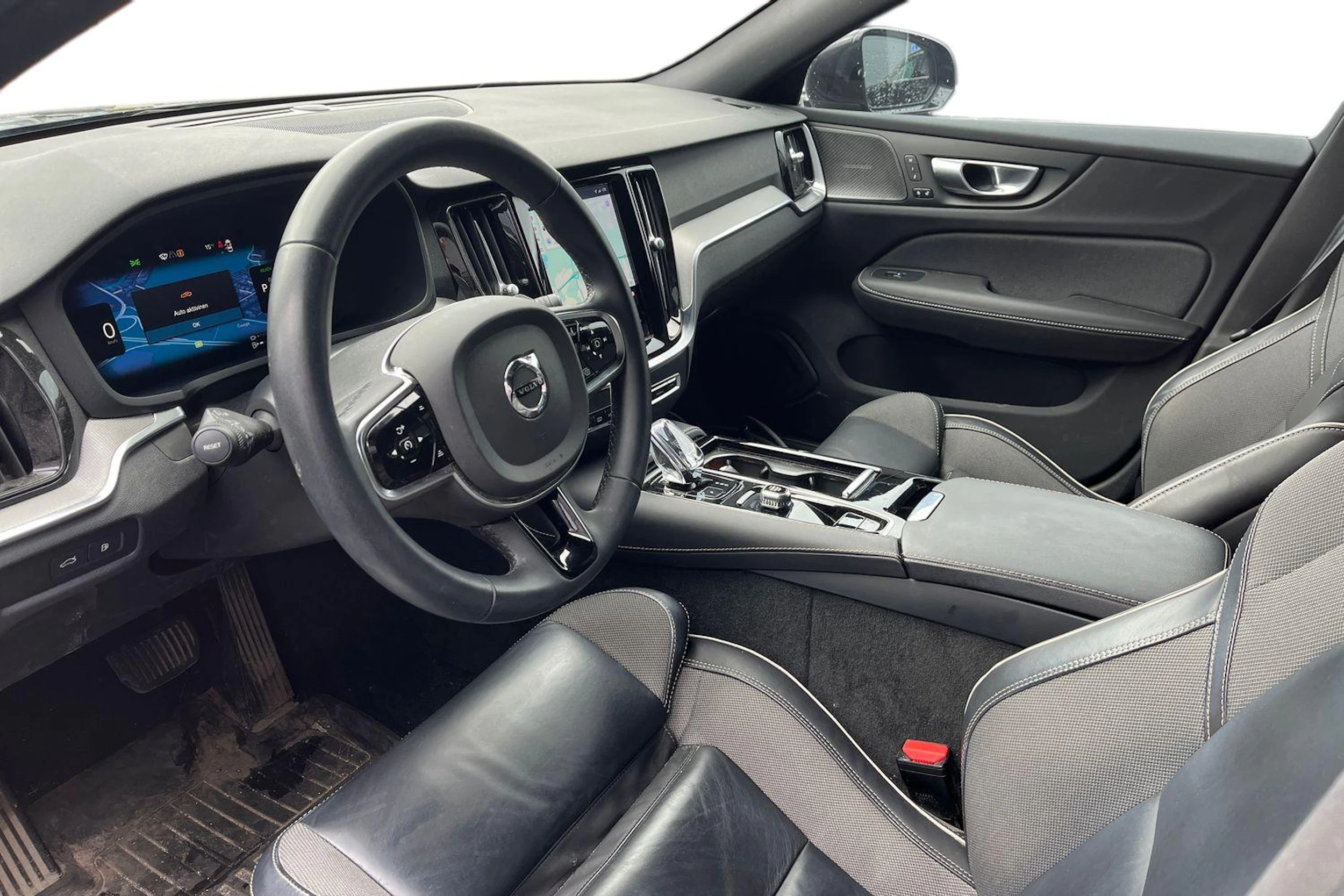 musta Volvo V60 2024 kuva 3.