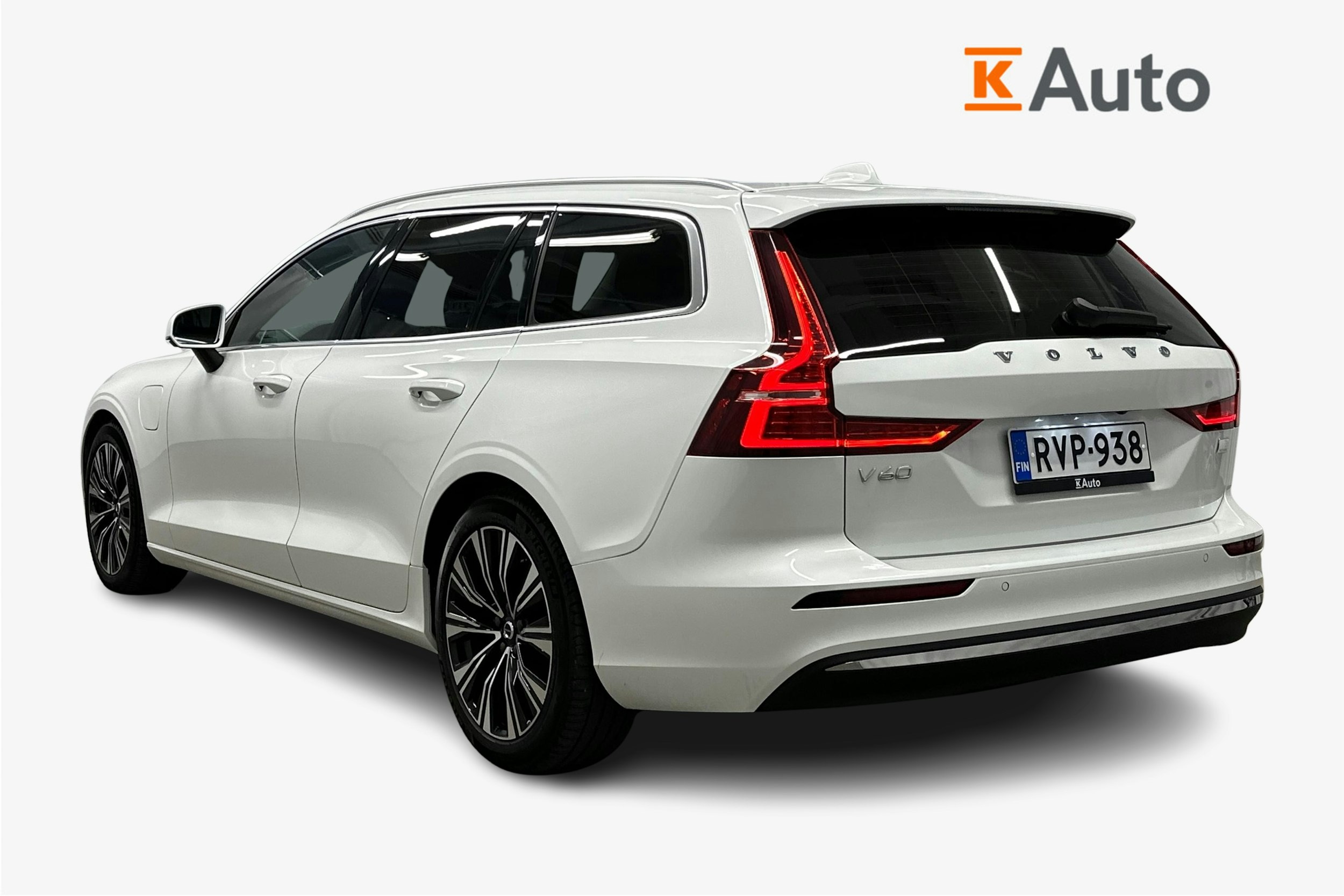 valkoinen Volvo V60 2024 kuva 2.