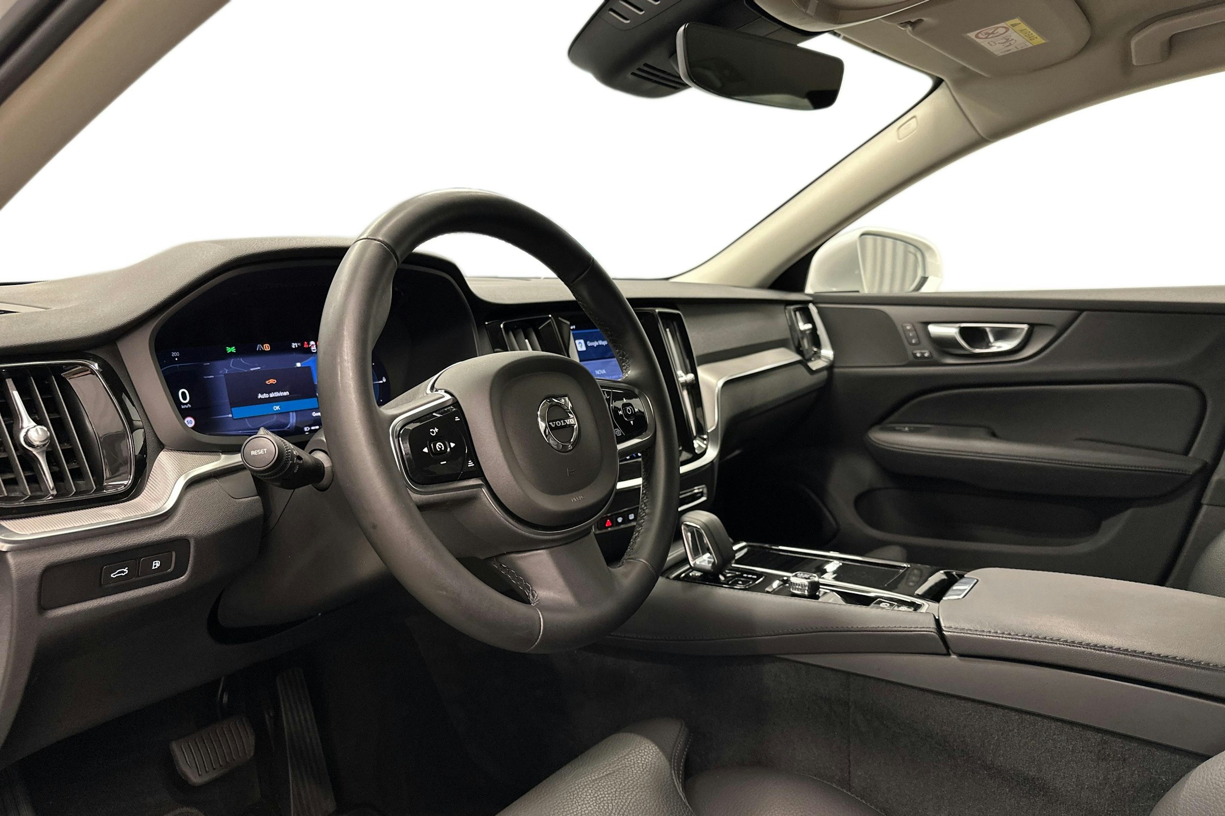valkoinen Volvo V60 2024 kuva 7.
