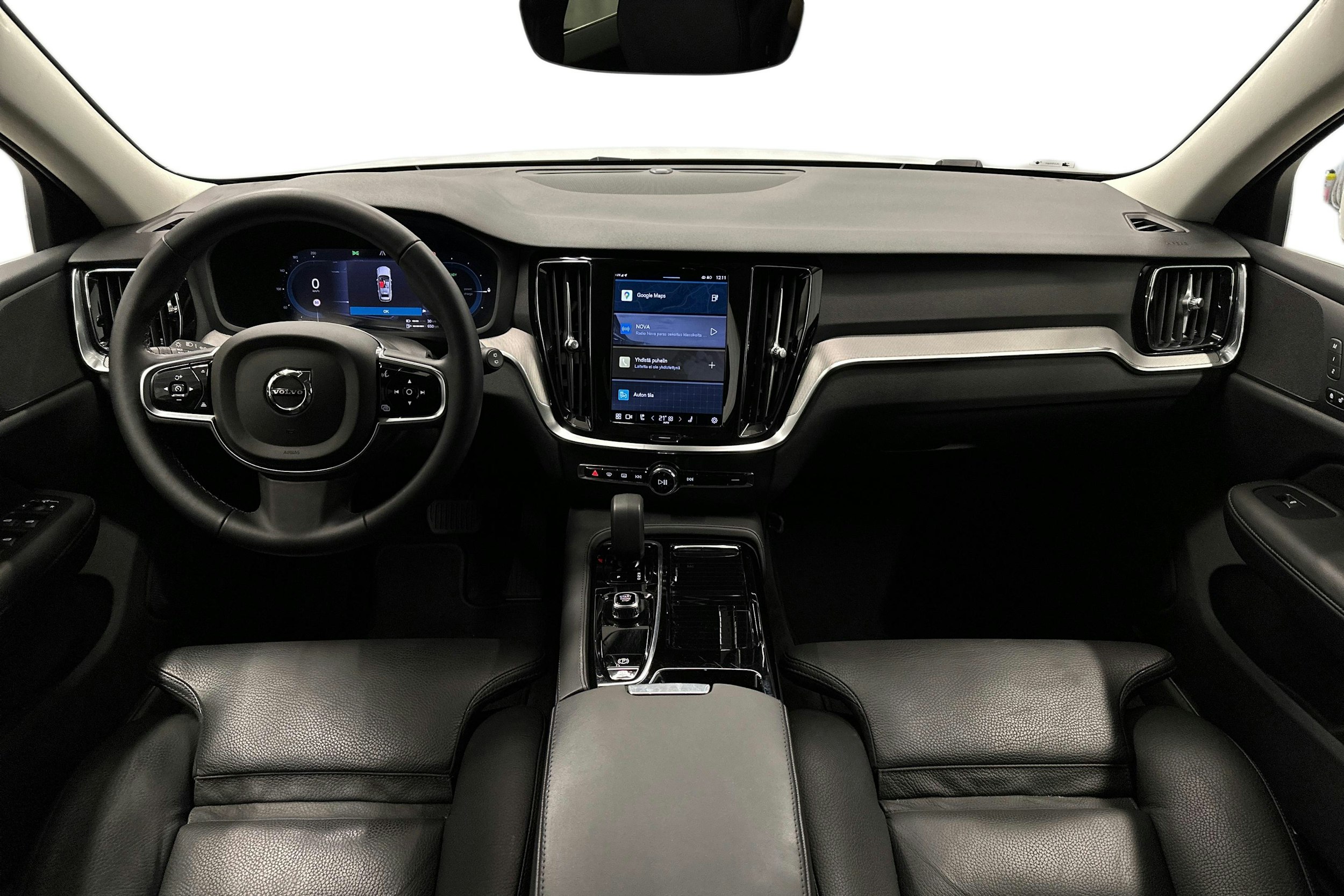 valkoinen Volvo V60 2024 kuva 9.
