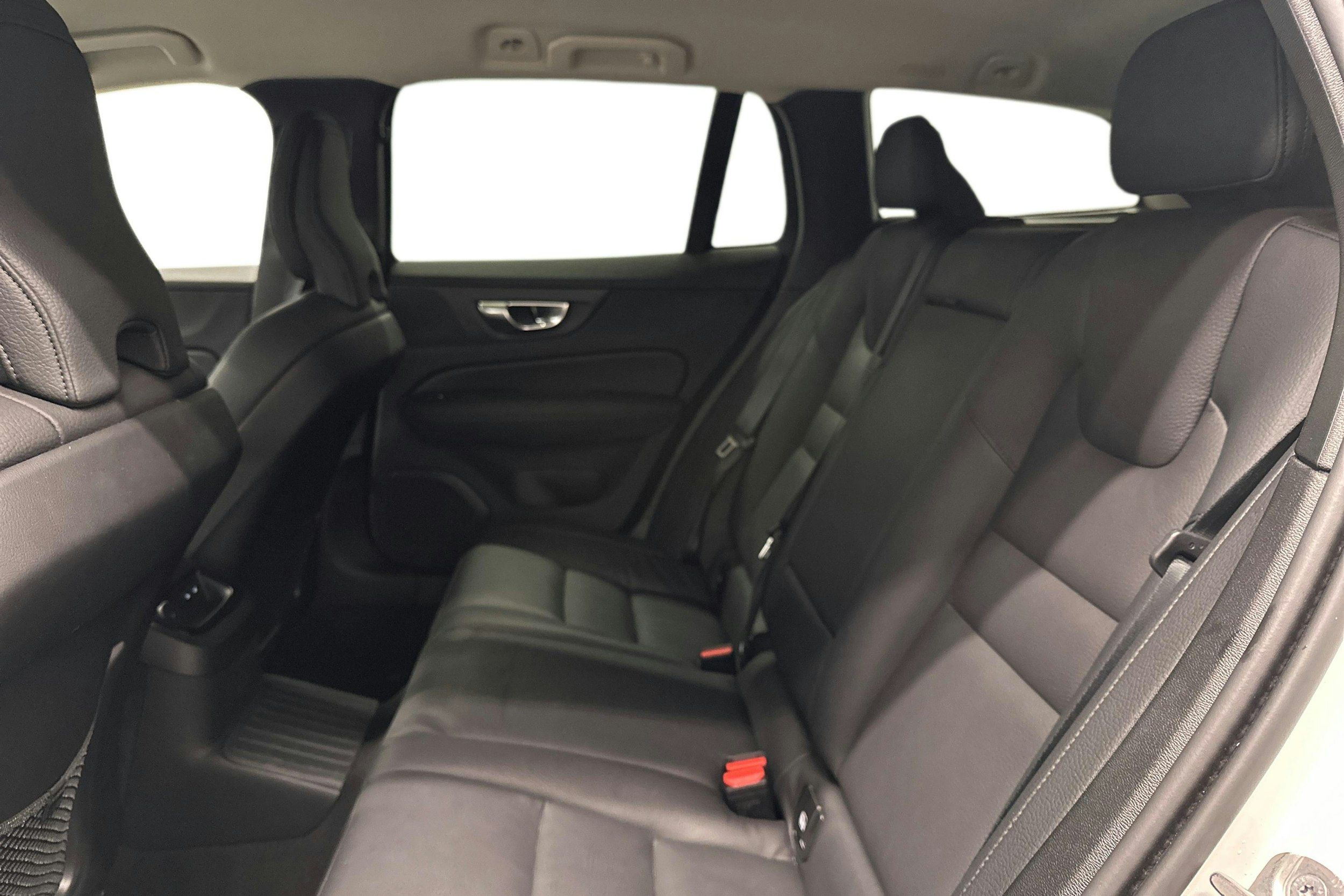valkoinen Volvo V60 2024 kuva 10.
