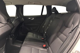 valkoinen Volvo V60 2024 kuva 10.