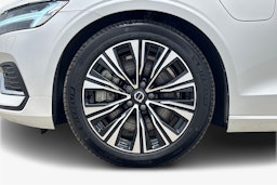 valkoinen Volvo V60 2024 kuva 11.