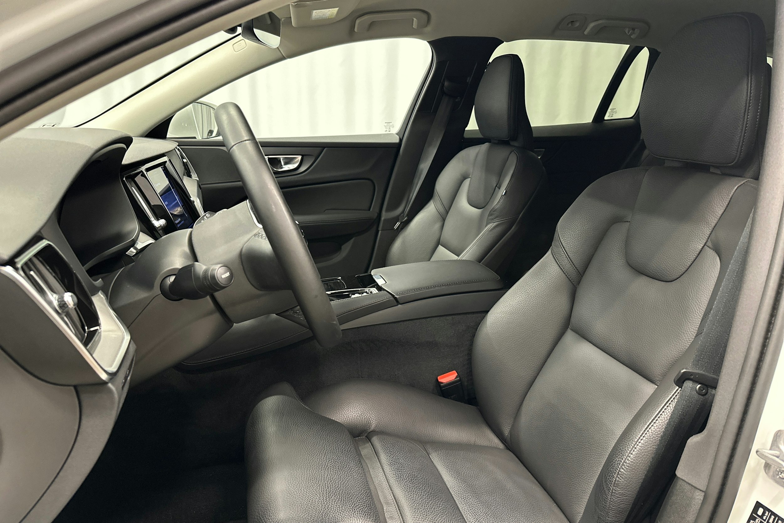 valkoinen Volvo V60 2024 kuva 18.