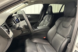 valkoinen Volvo V60 2024 kuva 18.