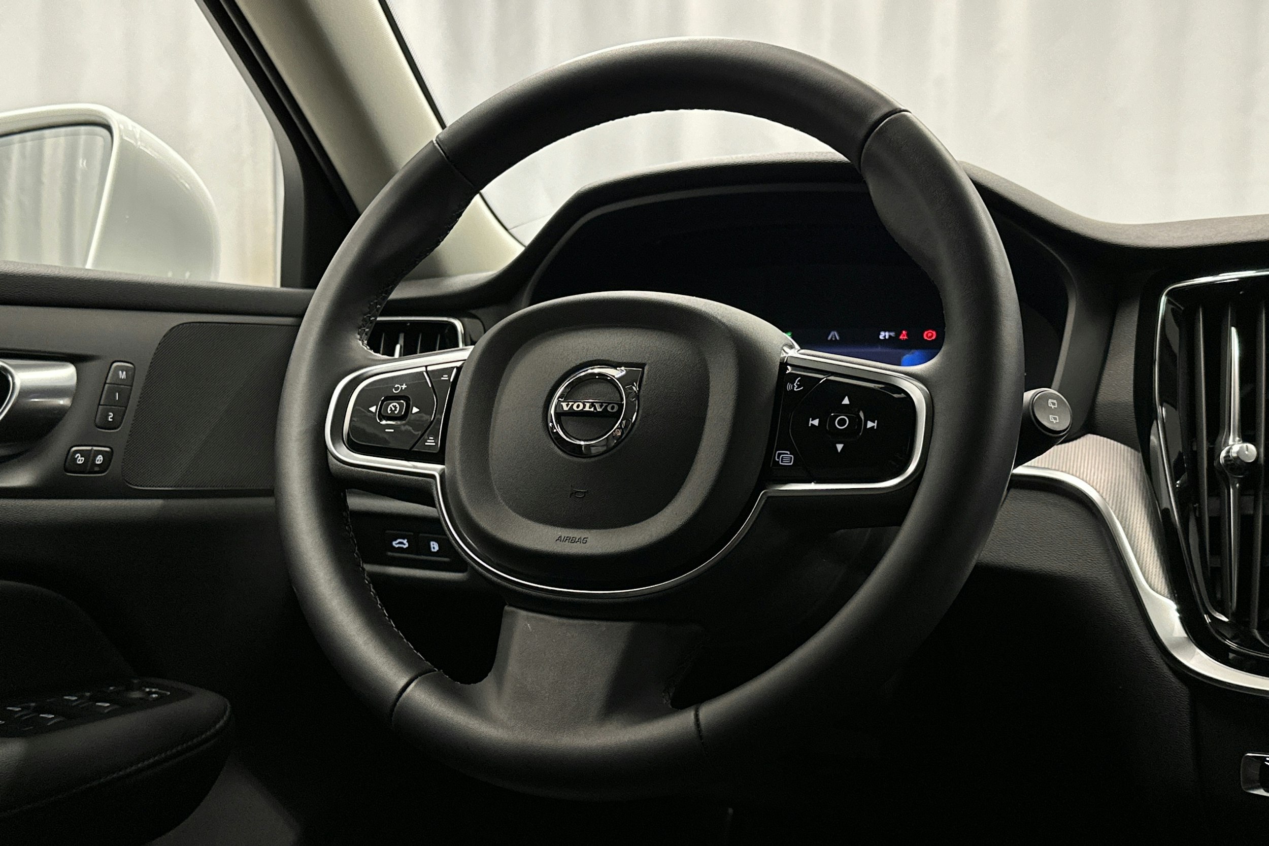 valkoinen Volvo V60 2024 kuva 21.