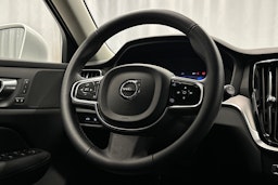 valkoinen Volvo V60 2024 kuva 21.