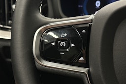 valkoinen Volvo V60 2024 kuva 22.