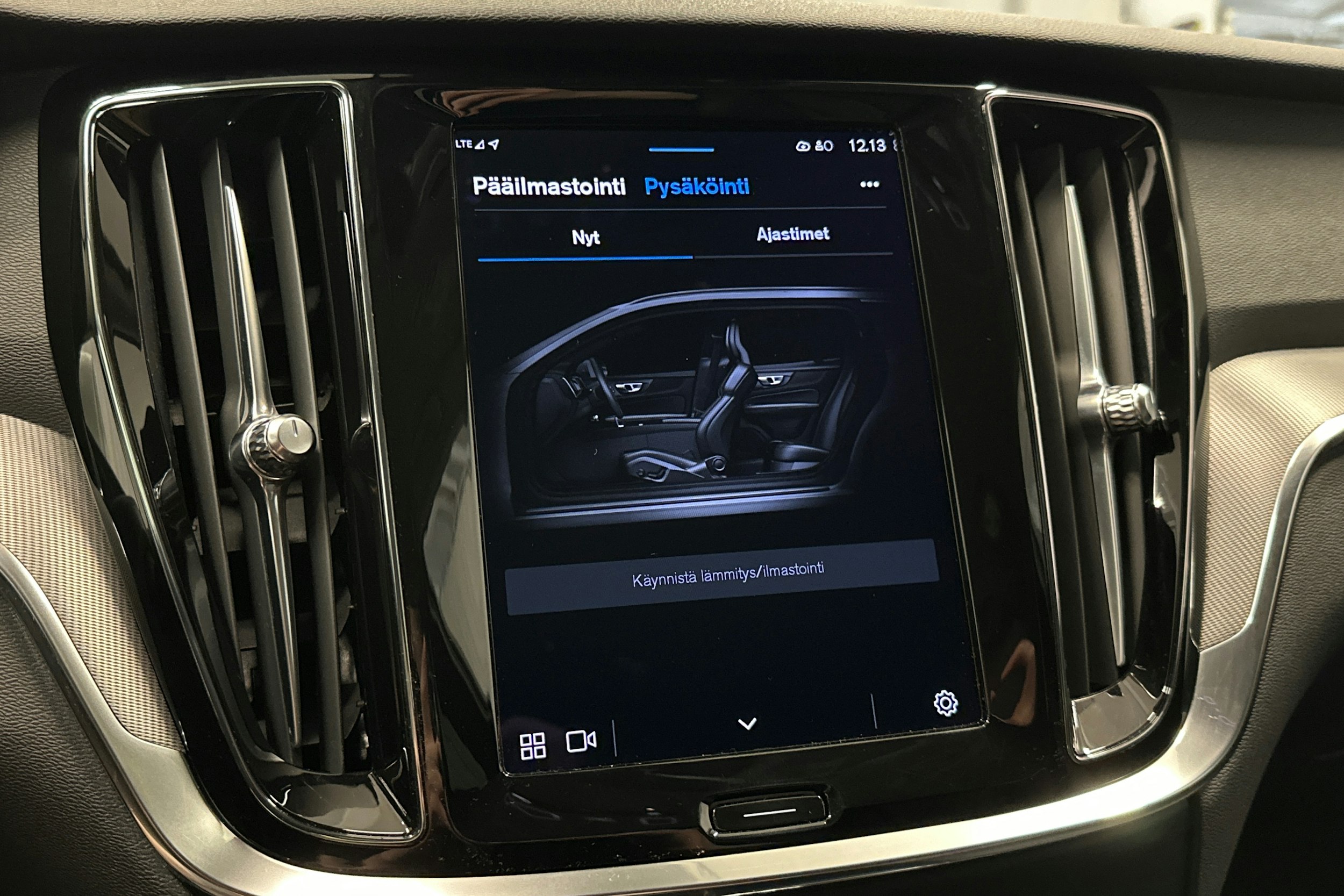 valkoinen Volvo V60 2024 kuva 29.