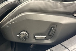 Valkoinen Volvo V60 2025 kuva 14.