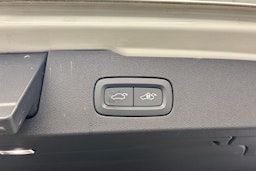 Valkoinen Volvo V60 2025 kuva 38.