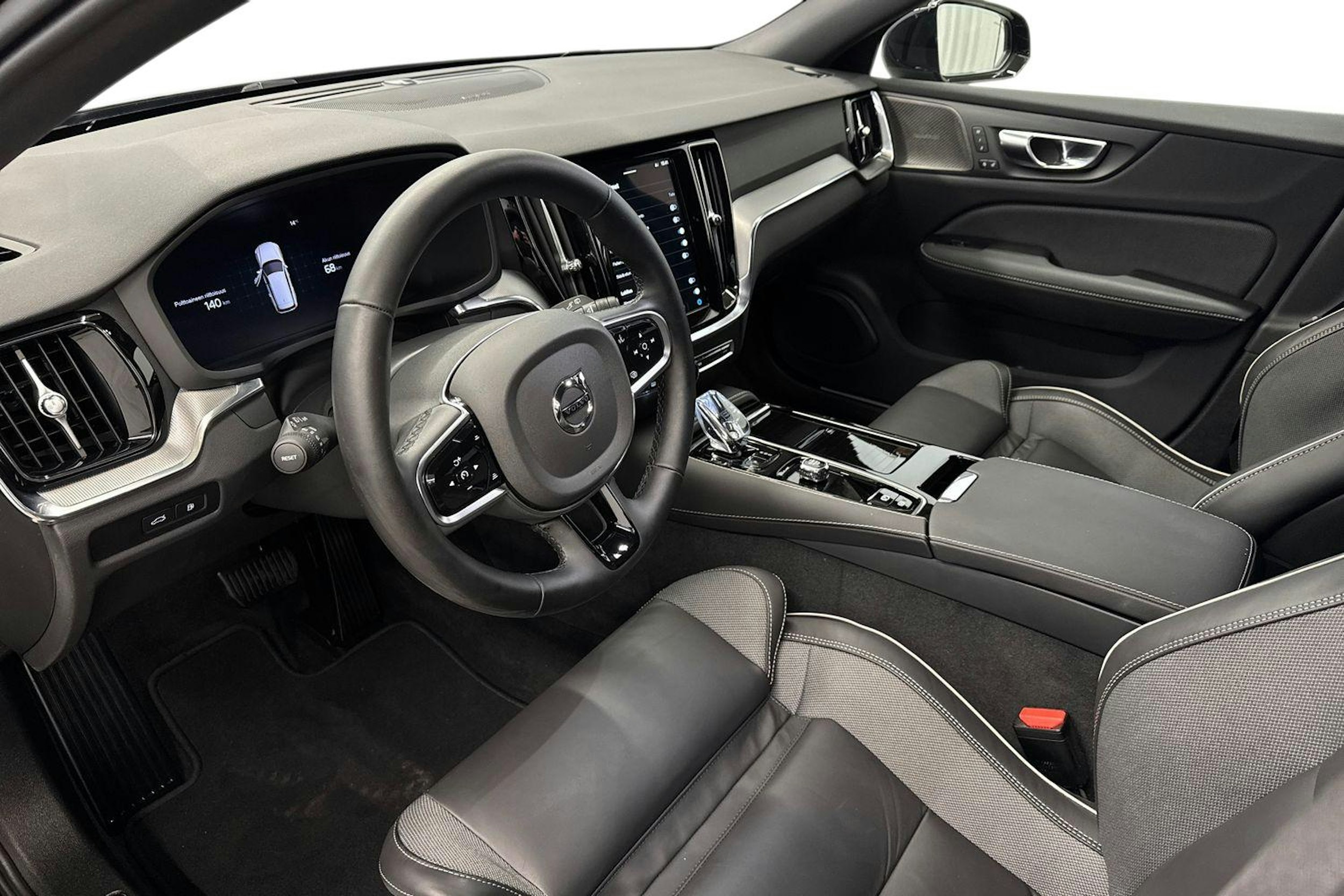 musta Volvo V60 2025 kuva 7.
